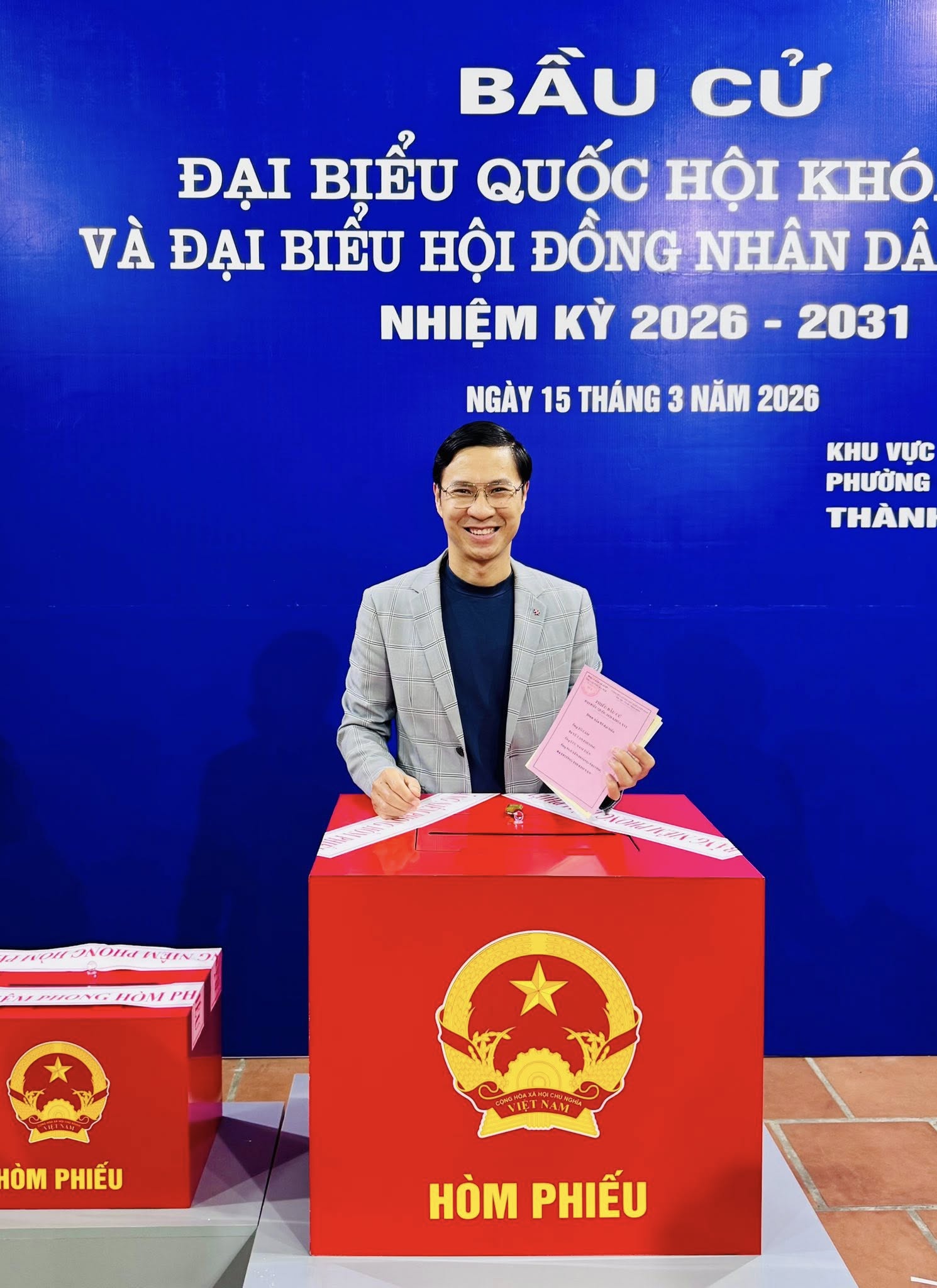 Sao Việt khoe những khoảnh khắc khó quên khi đi bầu cử - Ảnh 17.