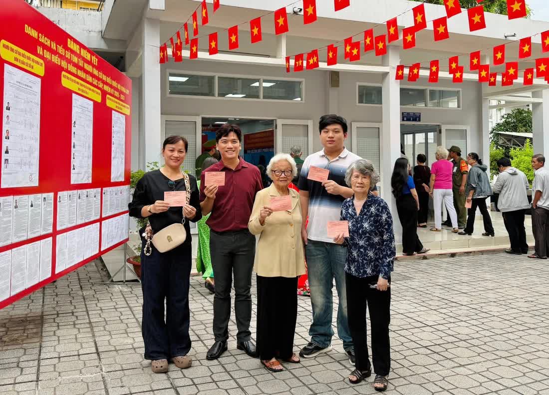 Hoa hậu Bảo Ngọc, Thanh Thủy, nhạc sĩ Nguyễn Văn Chung cùng nhiều nghệ sĩ đi bầu cử- Ảnh 11. Hoa hậu Bảo Ngọc, Thanh Thủy, nhạc sĩ Nguyễn Văn Chung cùng nhiều nghệ sĩ đi bầu cử- Ảnh 11.