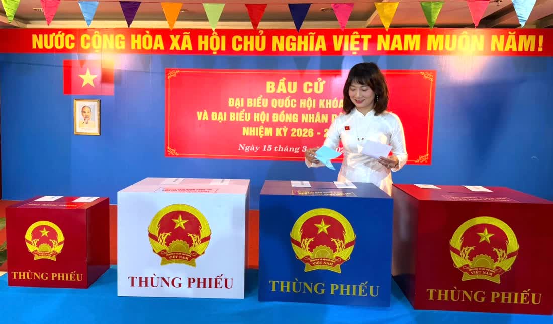 Hoa hậu Bảo Ngọc, Thanh Thủy, nhạc sĩ Nguyễn Văn Chung cùng nhiều nghệ sĩ đi bầu cử- Ảnh 2. Hoa hậu Bảo Ngọc, Thanh Thủy, nhạc sĩ Nguyễn Văn Chung cùng nhiều nghệ sĩ đi bầu cử- Ảnh 2.