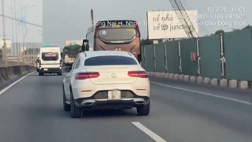 Hàng chục ô tô chạy trên cao tốc TP.HCM - Long Thành không bật xi nhan khi chuyển làn bị xử lý - Ảnh 1.