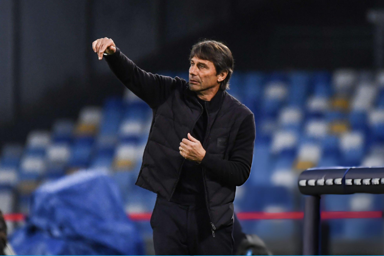 Tiền vệ Lecce ngã gục trên sân trong trận đấu với Napoli