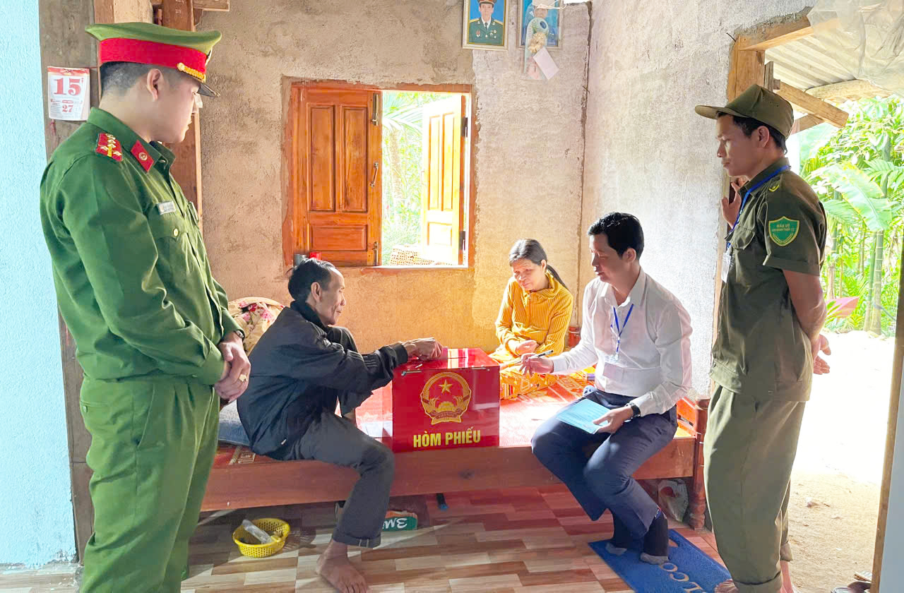 Thôn biệt lập nằm sâu trong rừng, cách trung tâm xã 6 giờ đi bộ, 68 cử tri nô nức bầu cử - Ảnh 8.