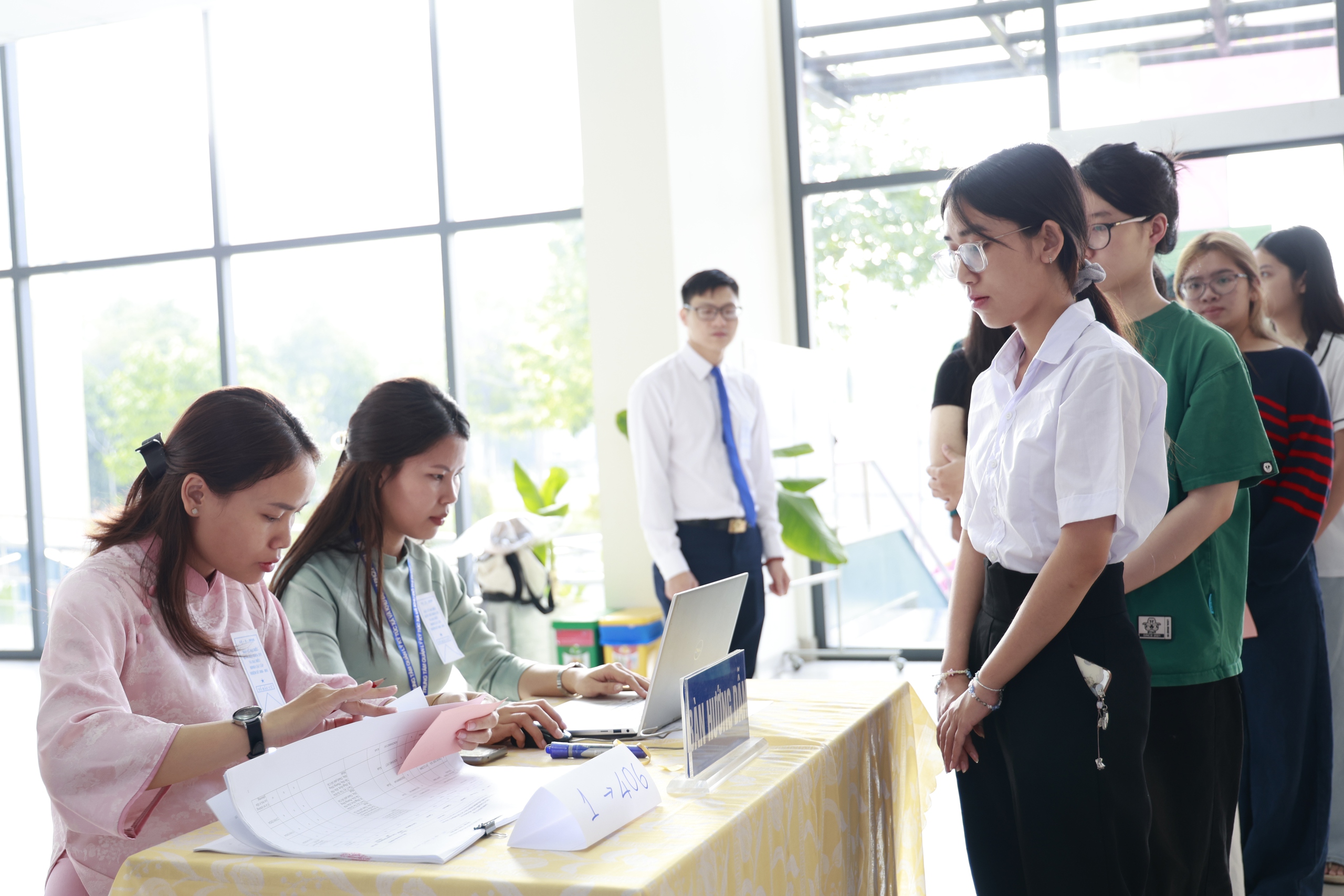 Bầu cử tại Đại học Quốc gia TP.HCM: Sinh viên lần đầu cầm phiếu