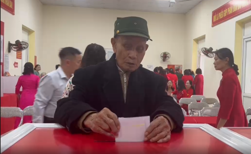 Cụ bà 106 tuổi và cụ ông 103 tuổi bỏ phiếu bầu đại biểu Quốc hội