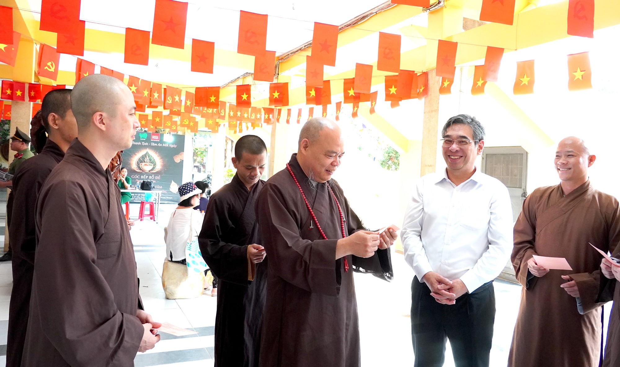 Phó bí thư Thành ủy TP.HCM Nguyễn Phước Lộc thăm hỏi, động viên cử tri đặc biệt ngày 15-3 - Ảnh 1. Phó bí thư Thành ủy TP.HCM Nguyễn Phước Lộc thăm hỏi, động viên cử tri đặc biệt - Ảnh 1.