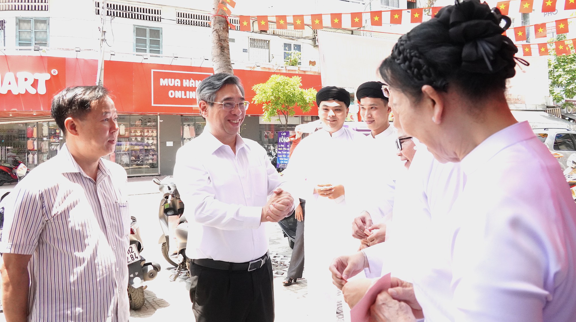 Phó bí thư Thành ủy TP.HCM Nguyễn Phước Lộc thăm hỏi, động viên cử tri đặc biệt ngày 15-3 - Ảnh 2. Phó bí thư Thành ủy TP.HCM Nguyễn Phước Lộc thăm hỏi, động viên cử tri đặc biệt - Ảnh 2.