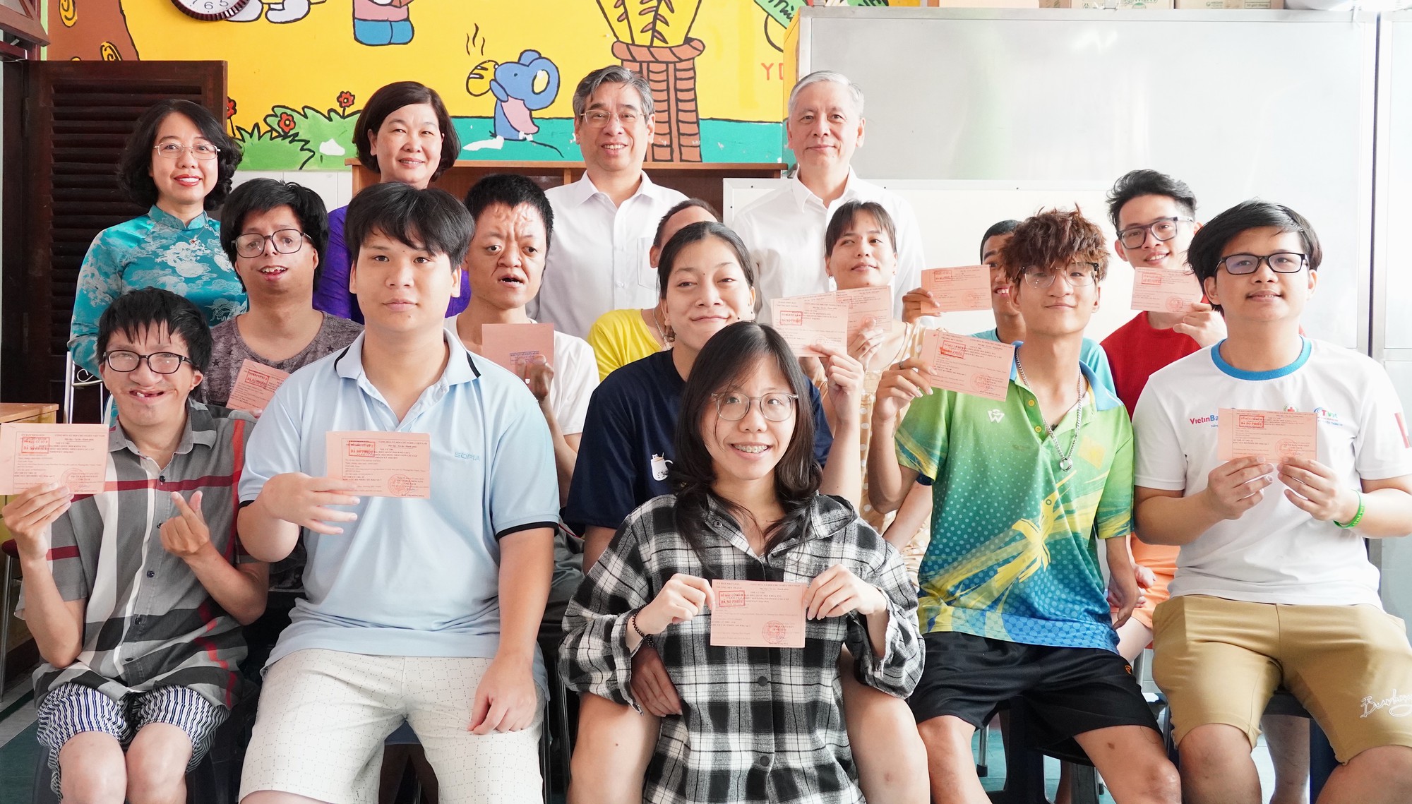 Phó bí thư Thành ủy TP.HCM Nguyễn Phước Lộc thăm hỏi, động viên cử tri đặc biệt ngày 15-3 - Ảnh 3. cử tri - Ảnh 3.