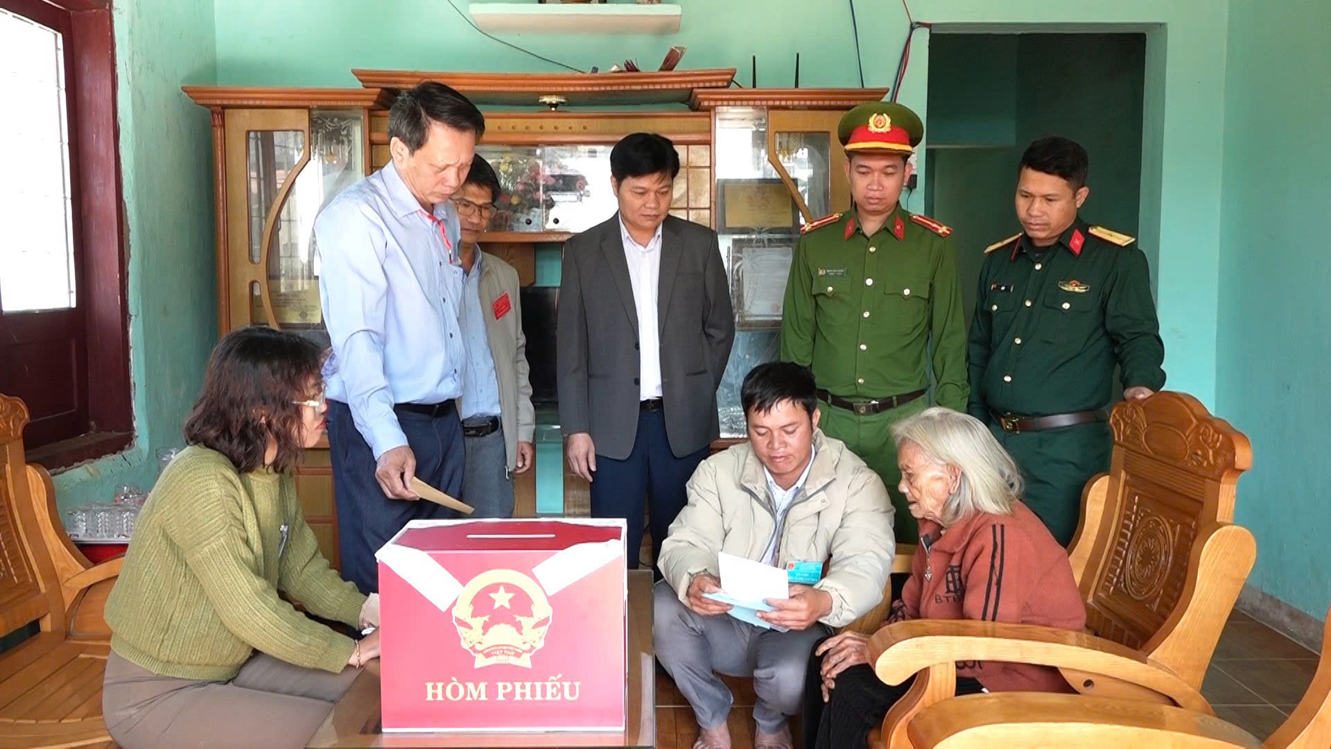 Mẹ Việt Nam anh hùng thực hiện quyền bầu cử tại nhà