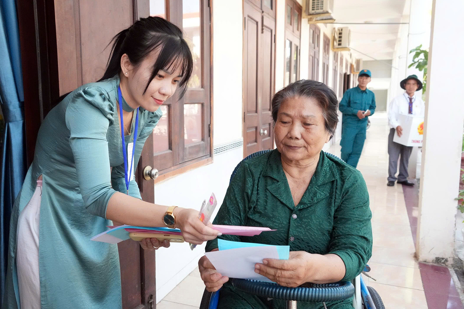 Cử tri đặc biệt tại trung tâm Điều dưỡng thương binh và người có công Long Đất thực hiện quyền bầu cử