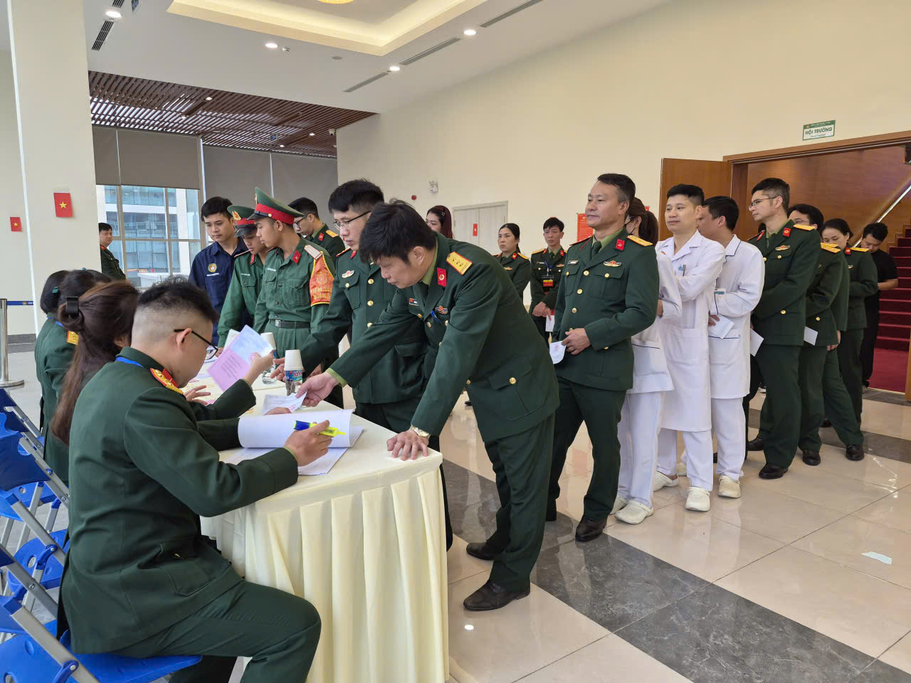 Thùng phiếu đến tận giường bệnh: Xúc động những lá phiếu ngày bầu cử - Ảnh 5.