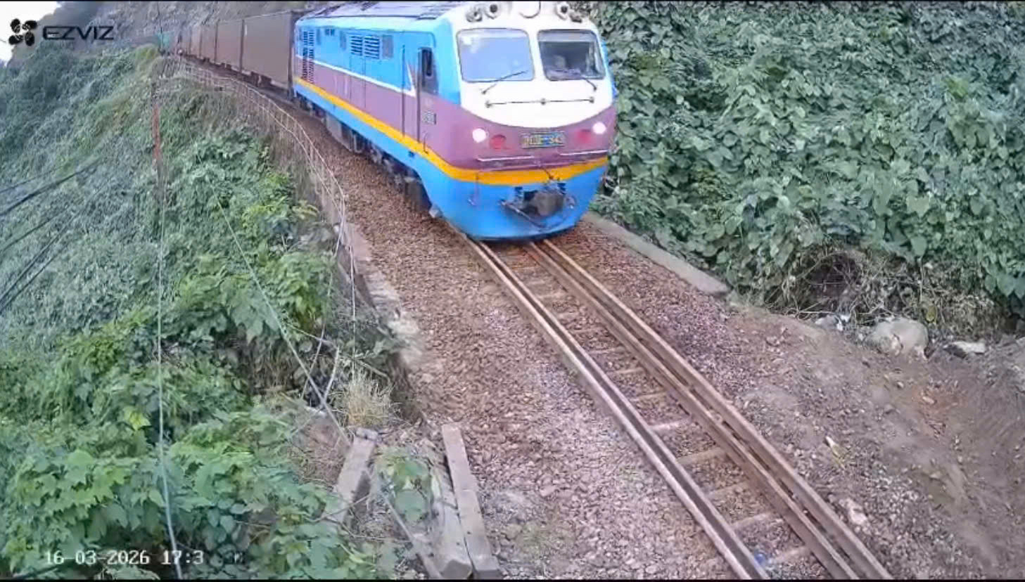 Đèo Hải Vân thông xe trở lại sau sự cố đá lăn