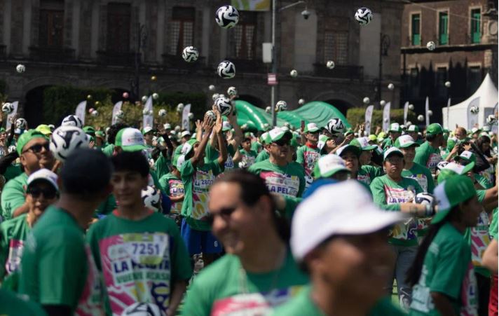 Mexico lập kỷ lục Guinness thế giới về lớp học bóng đá lớn nhất lịch sử