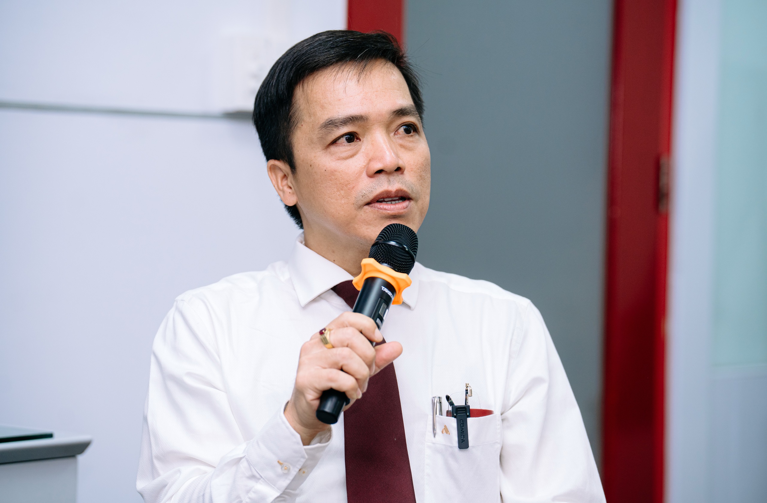 Hành Trình Nghiên Cứu Vi Mạch: Từ Sinh Viên Đến Phó Trưởng Khoa