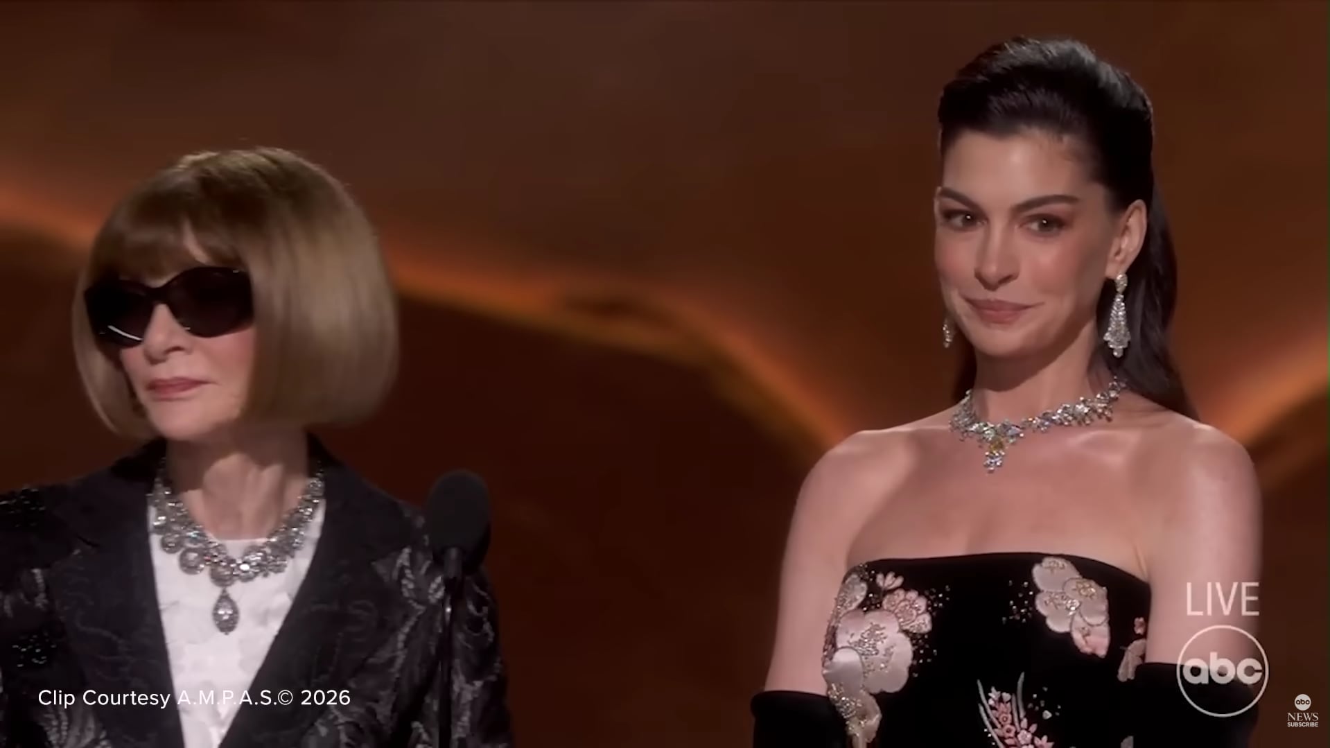 Những khoảnh khắc 'dở khóc dở cười' tại Oscar 2026 - Ảnh 2.