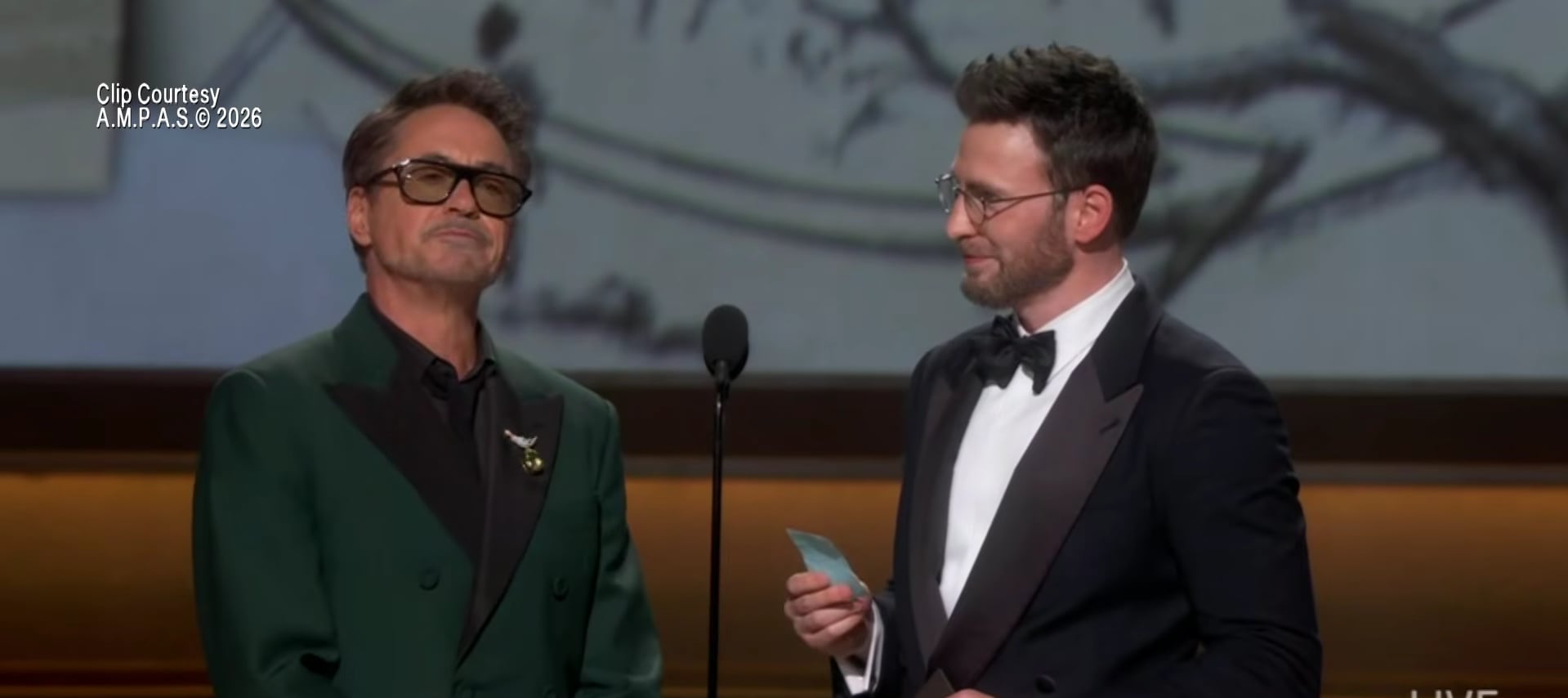 Những khoảnh khắc 'dở khóc dở cười' tại Oscar 2026 - Ảnh 4.