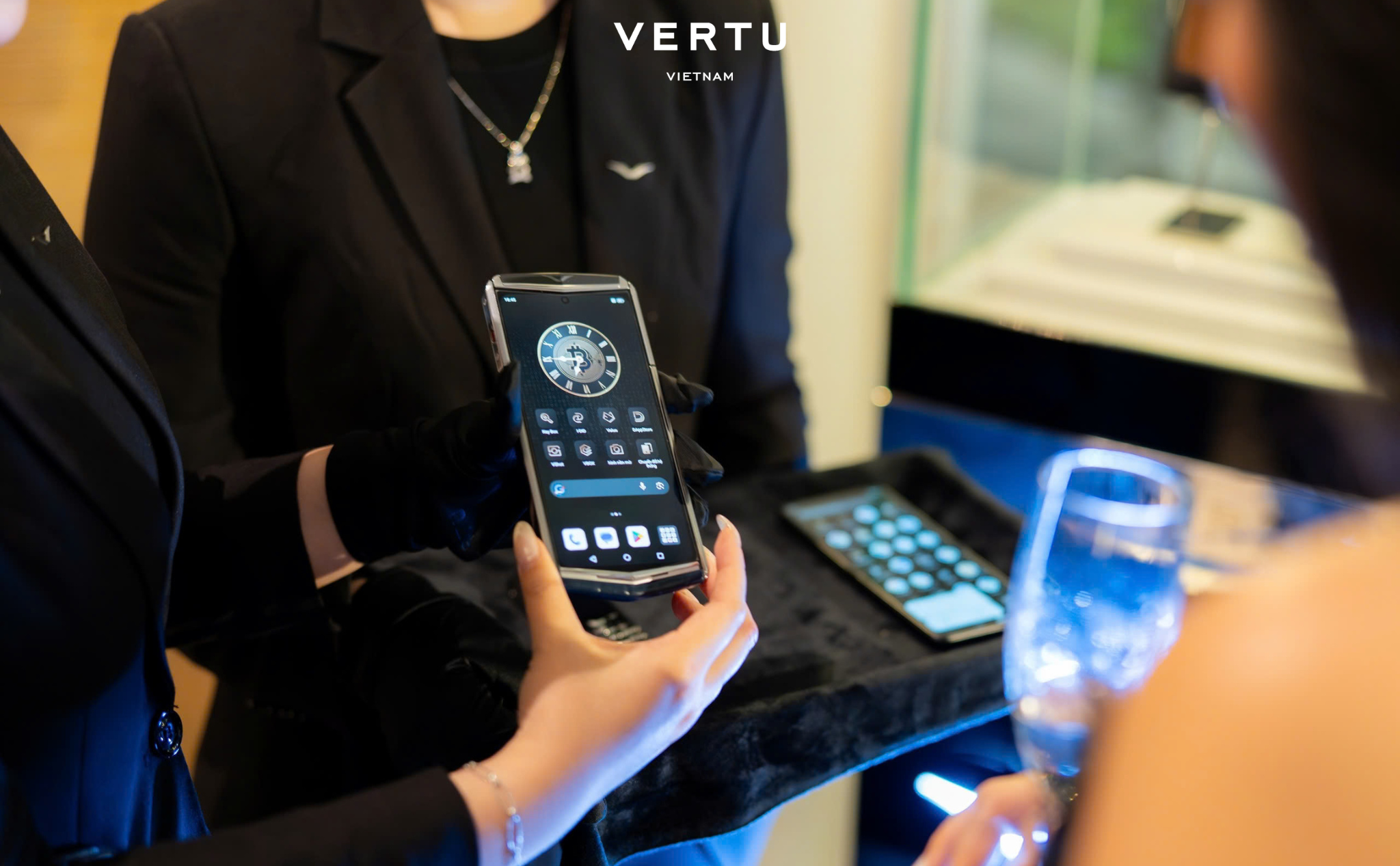 Vertu Agent Q: Bảo mật cao cấp và rủi ro từ hàng xách tay