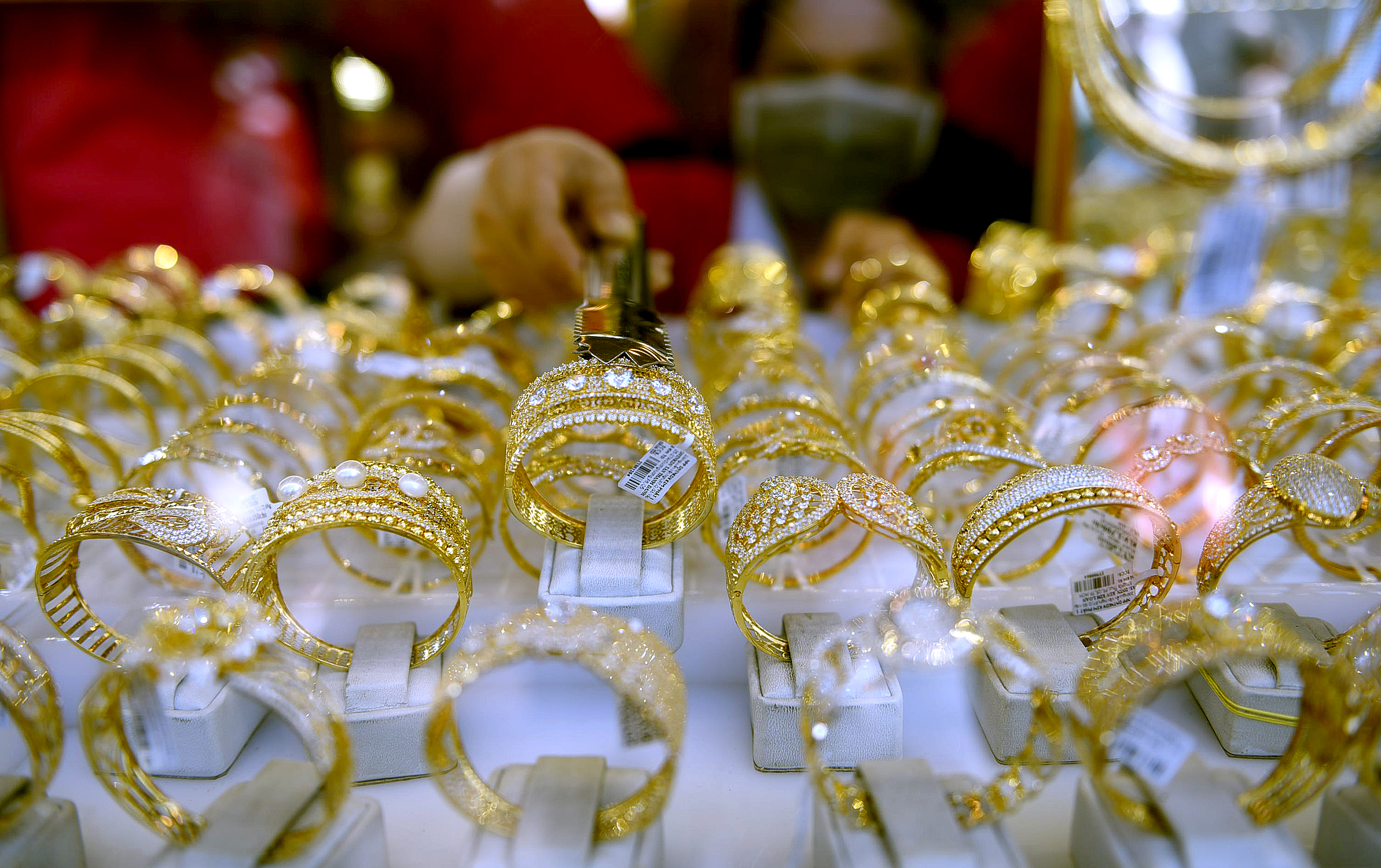 Giá vàng trong nước neo cao, 'lạc nhịp' với thế giới - Ảnh 1.