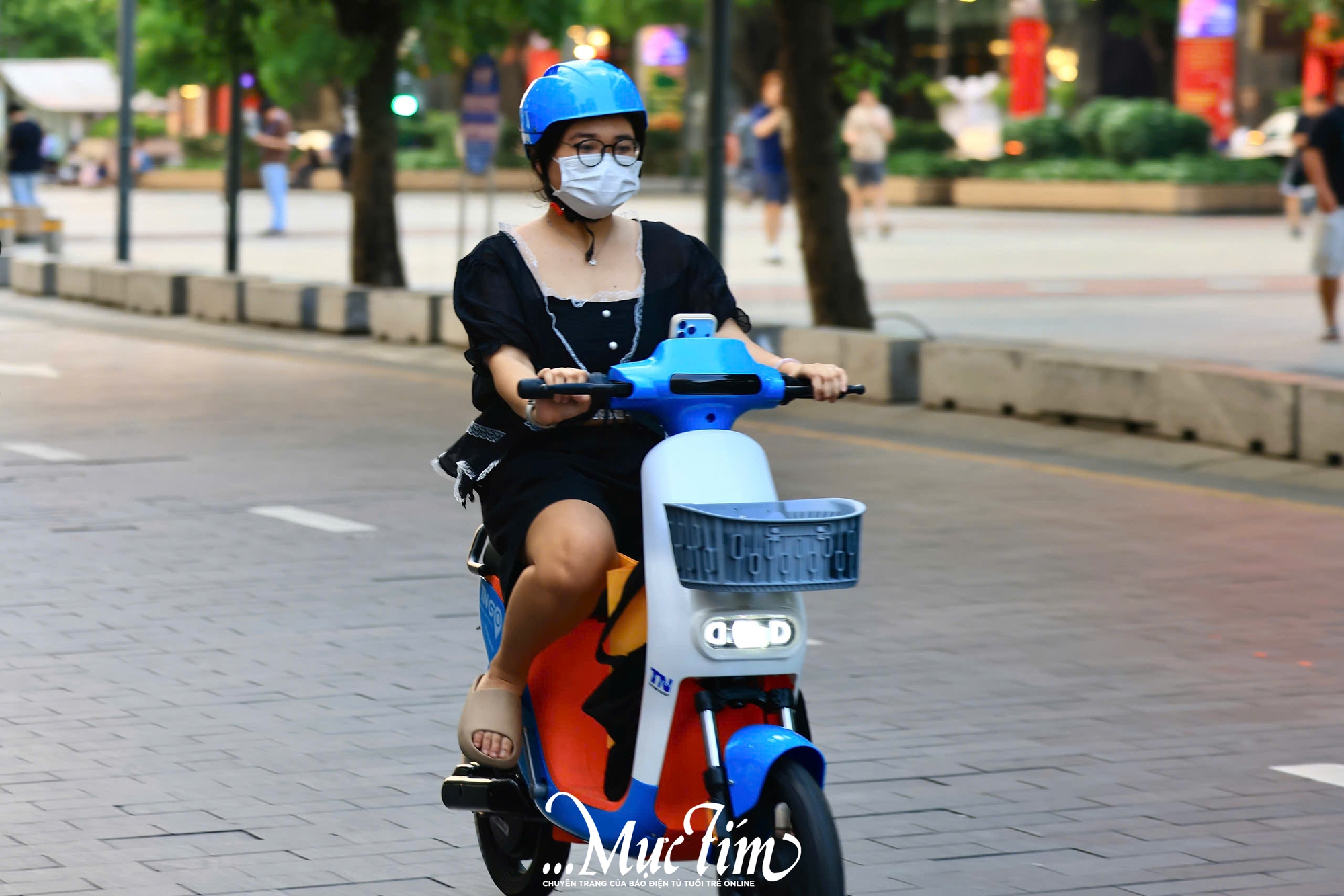 Bạn trẻ trải nghiệm xe đạp điện công cộng vòng quanh trung tâm TP.HCM- Ảnh 1.