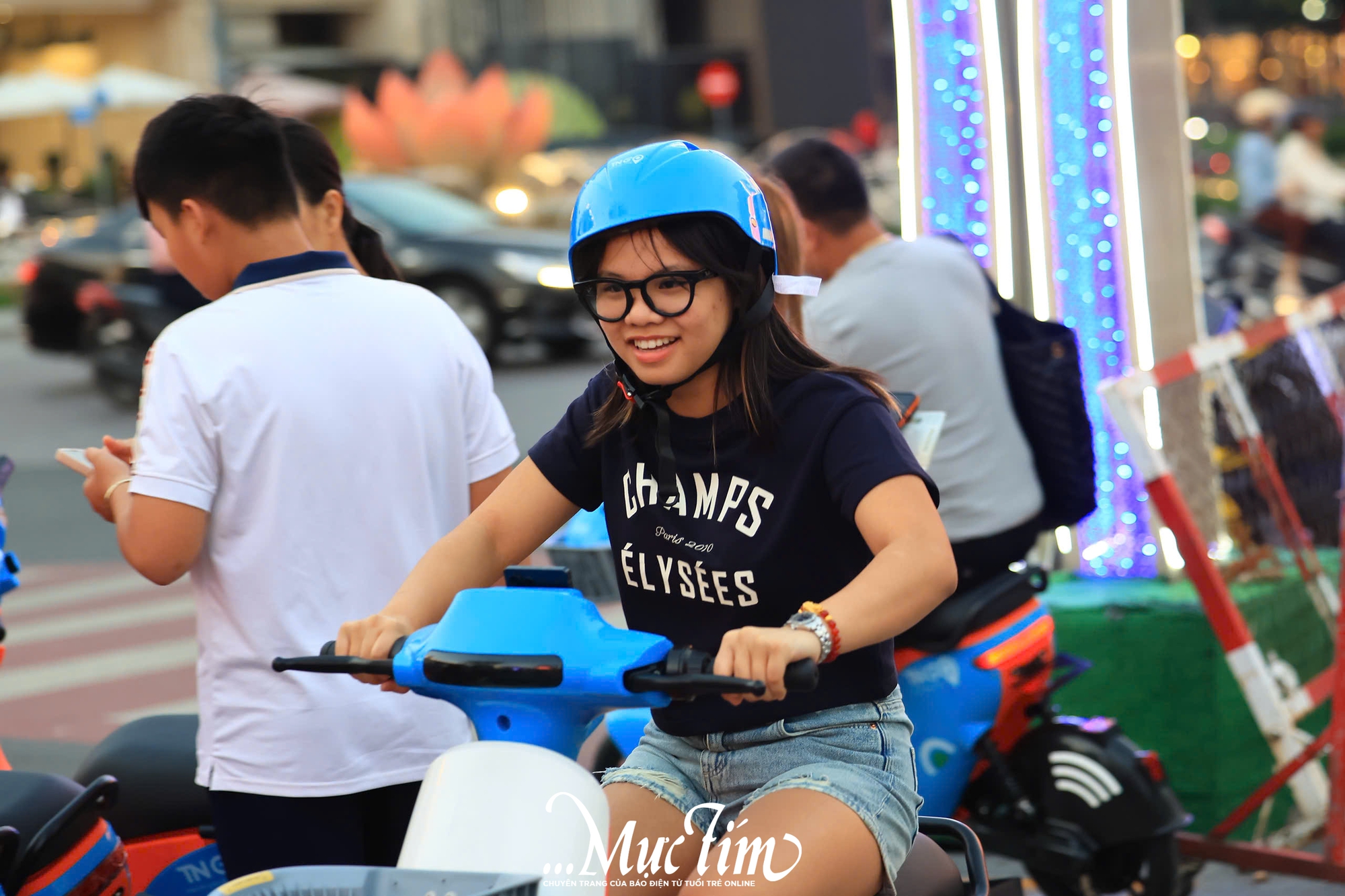 Bạn trẻ trải nghiệm xe đạp điện công cộng vòng quanh trung tâm TP.HCM- Ảnh 5.