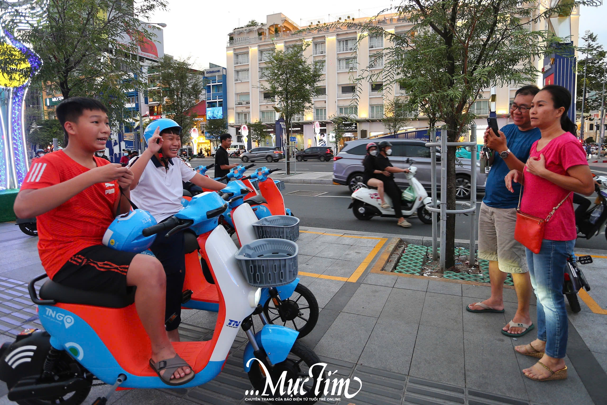 Bạn trẻ trải nghiệm xe đạp điện công cộng vòng quanh trung tâm TP.HCM- Ảnh 7.