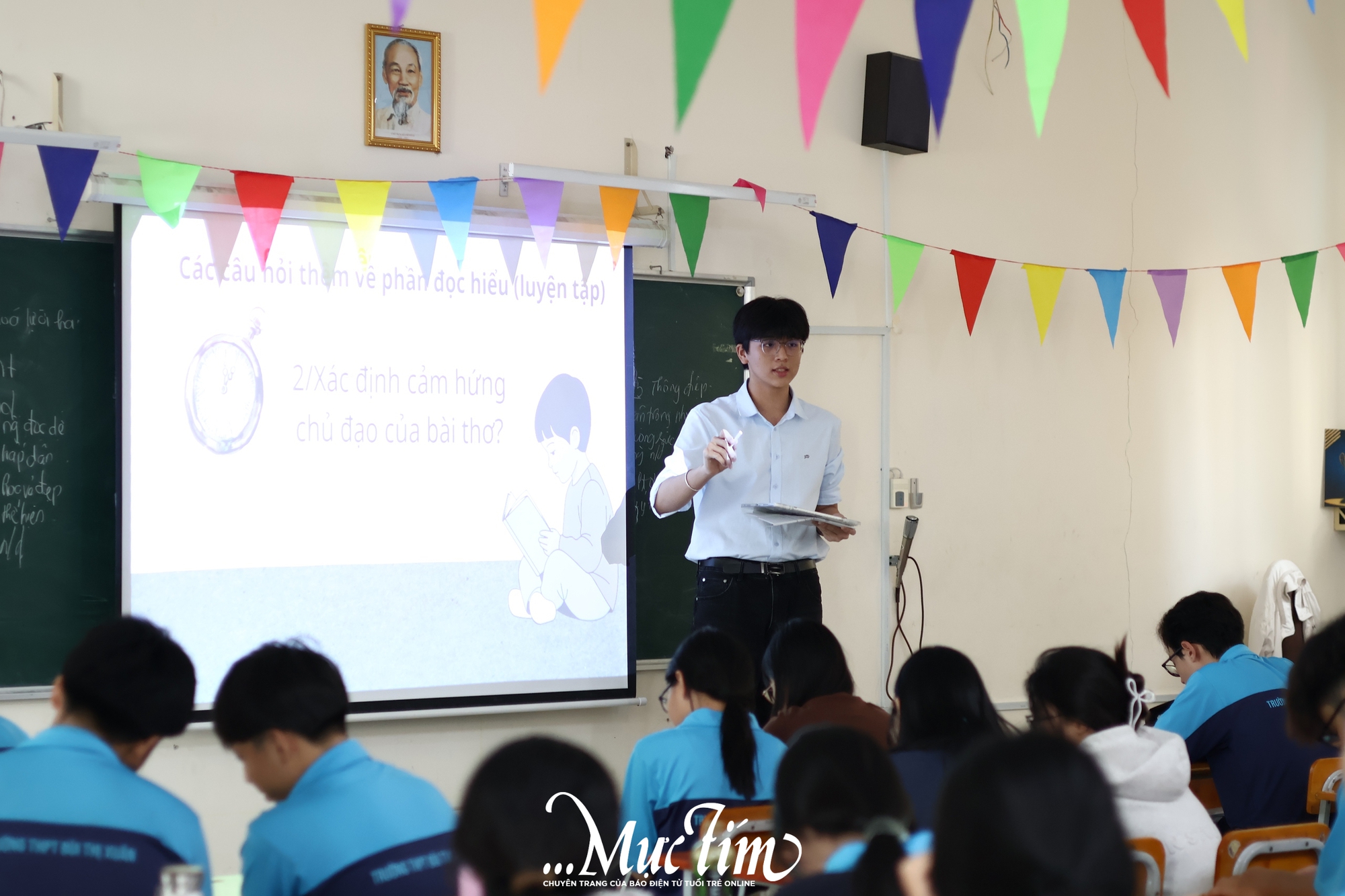 Học sinh Trường THPT Bùi Thị Xuân đứng lớp giảng bài- Ảnh 1.