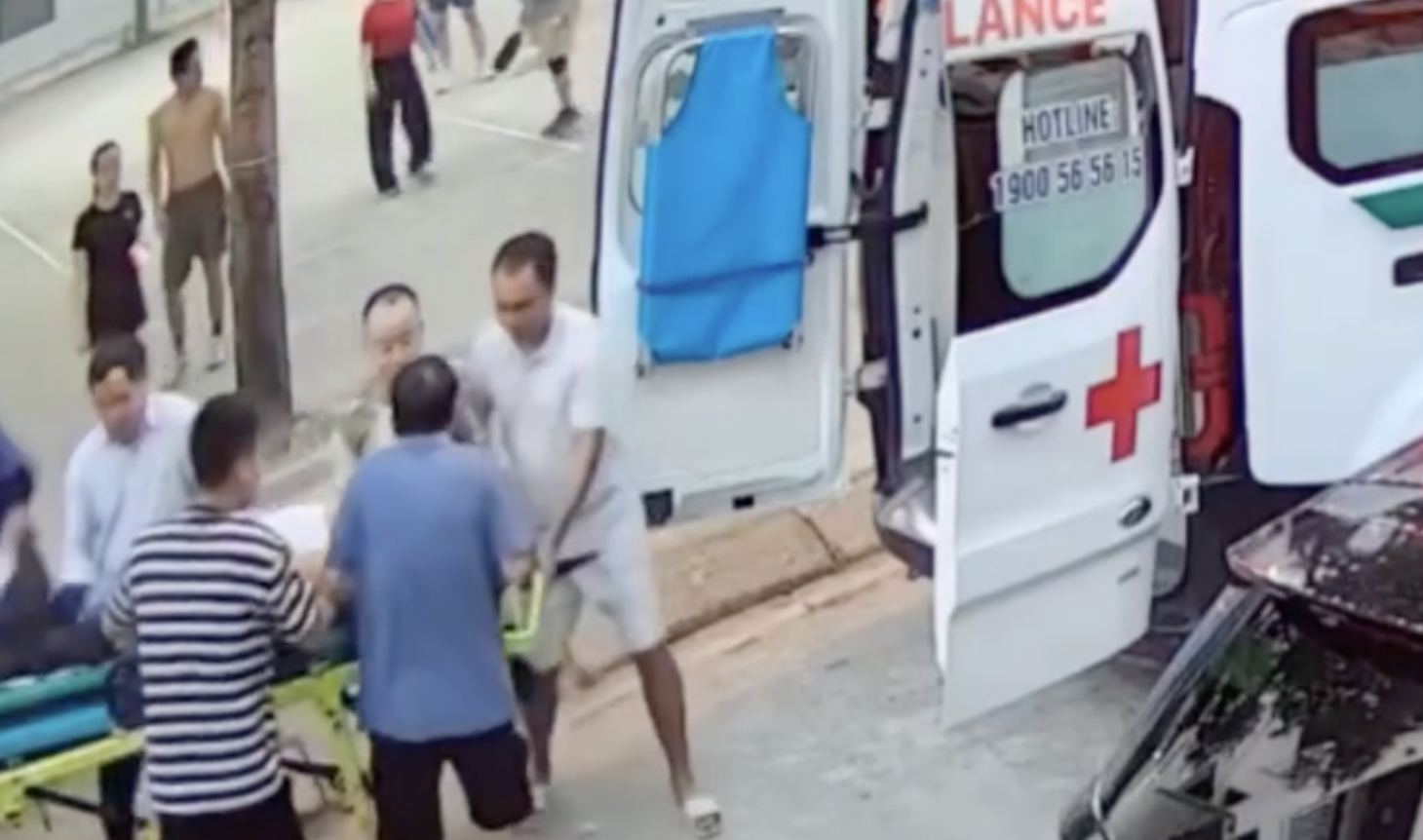 Hai bác sĩ cứu người đàn ông đột quỵ ở sân bóng chuyền - Ảnh 1.