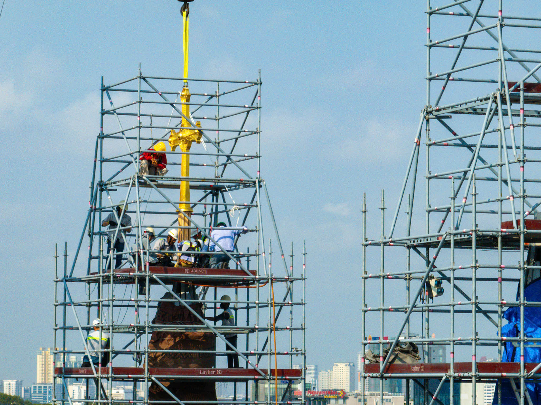 Gold-plated crosses return to Saigon Notre-Dame Cathedral towers in Ho Chi Minh City - Ảnh 14.