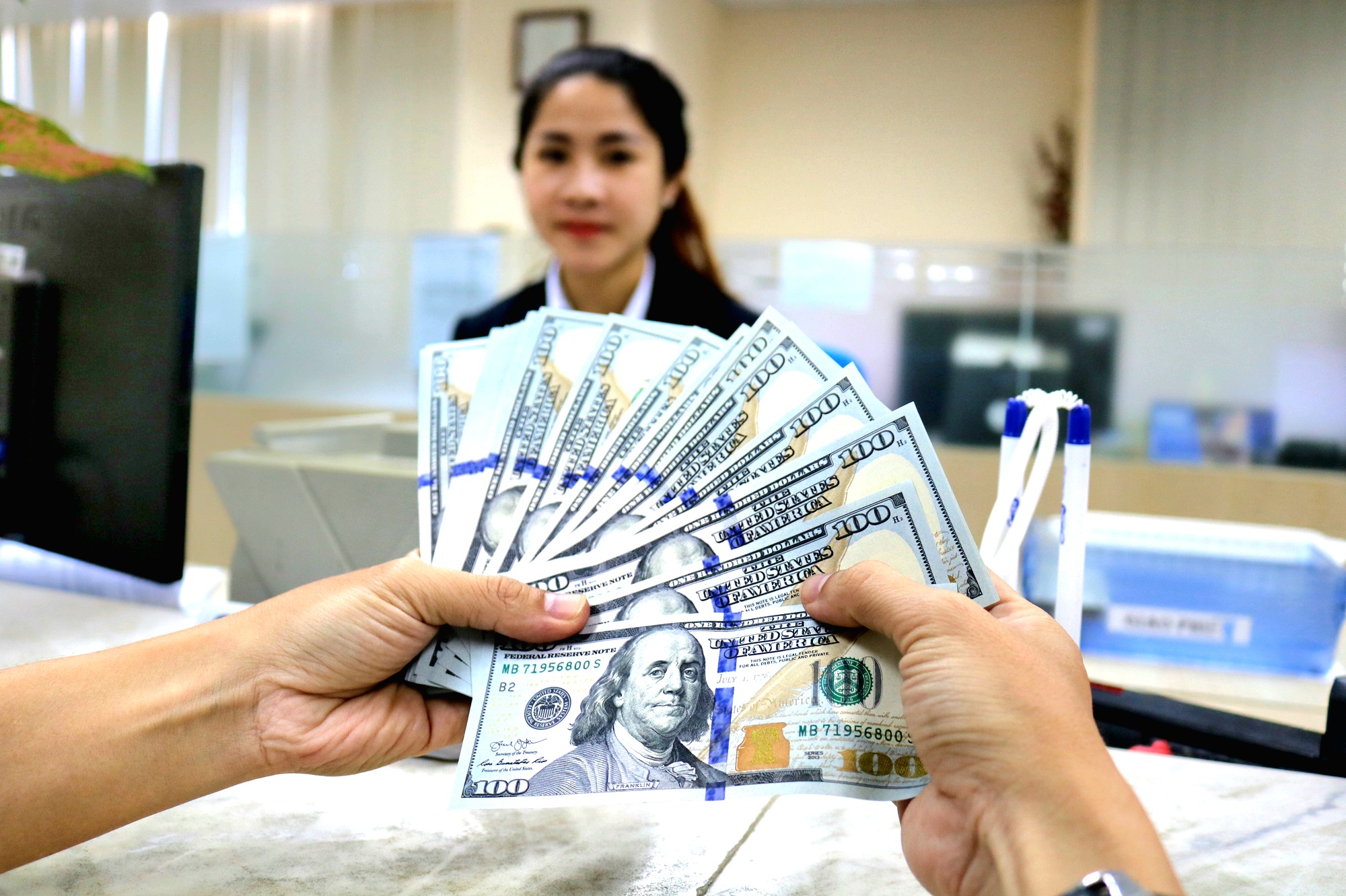 Tỉ giá trong thế gọng kìm - Ảnh 1.