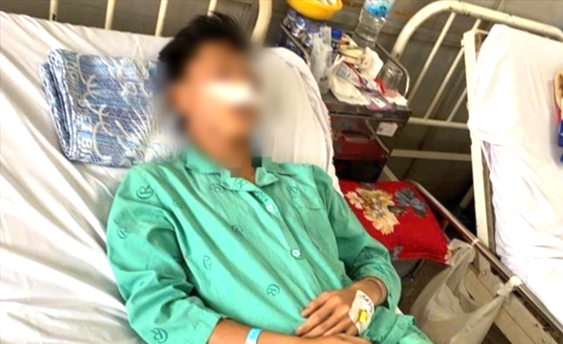 Nam sinh lớp 11 ở TP.HCM bị nhóm lớp 10 đánh chấn thương nặng, phải mổ cấp cứu - Ảnh 1.