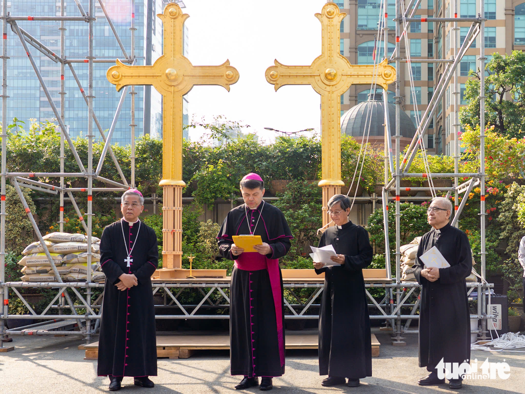 Gold-plated crosses return to Saigon Notre-Dame Cathedral towers in Ho Chi Minh City - Ảnh 2.