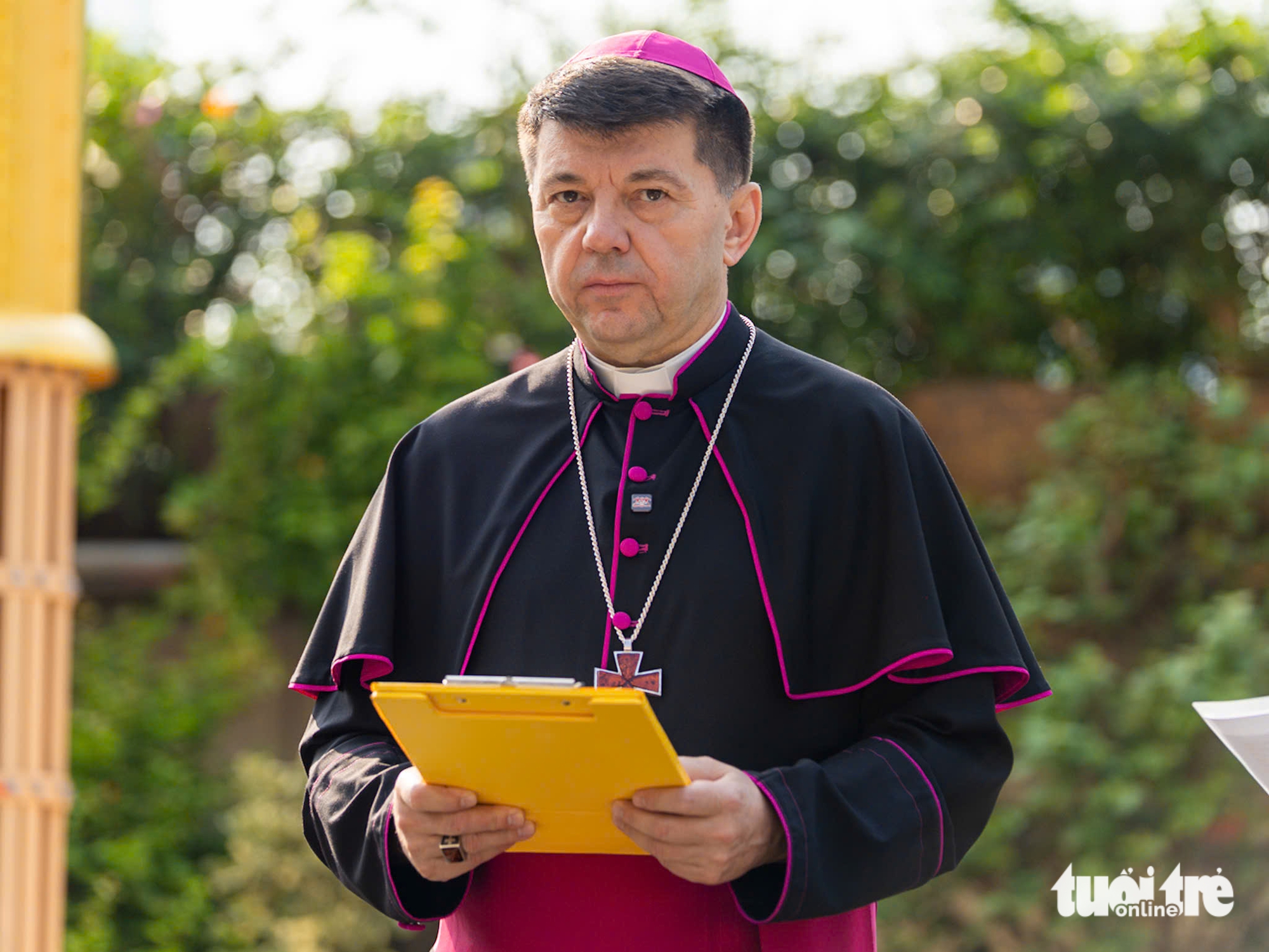 Gold-plated crosses return to Saigon Notre-Dame Cathedral towers in Ho Chi Minh City - Ảnh 3.