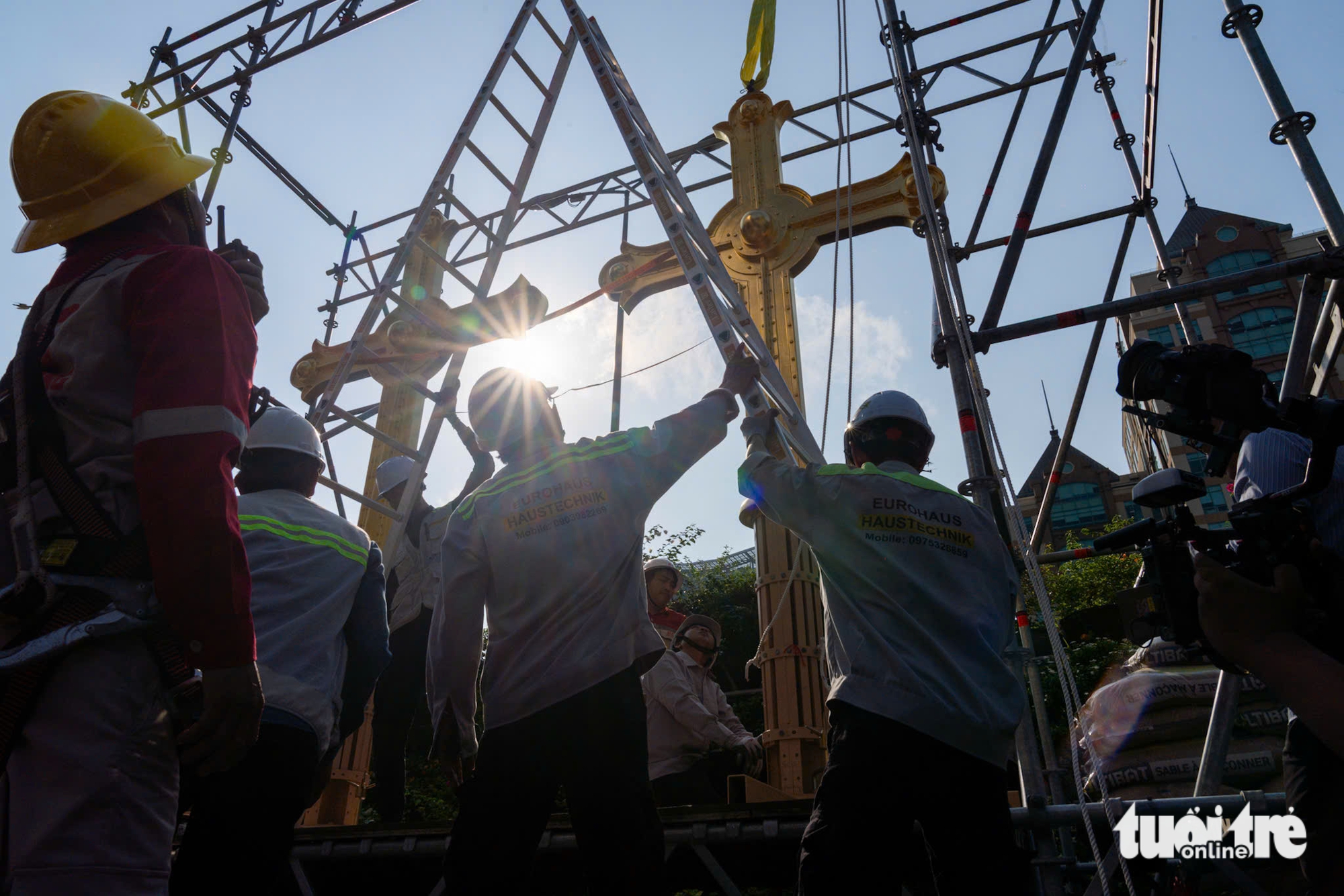 Gold-plated crosses return to Saigon Notre-Dame Cathedral towers in Ho Chi Minh City - Ảnh 12.
