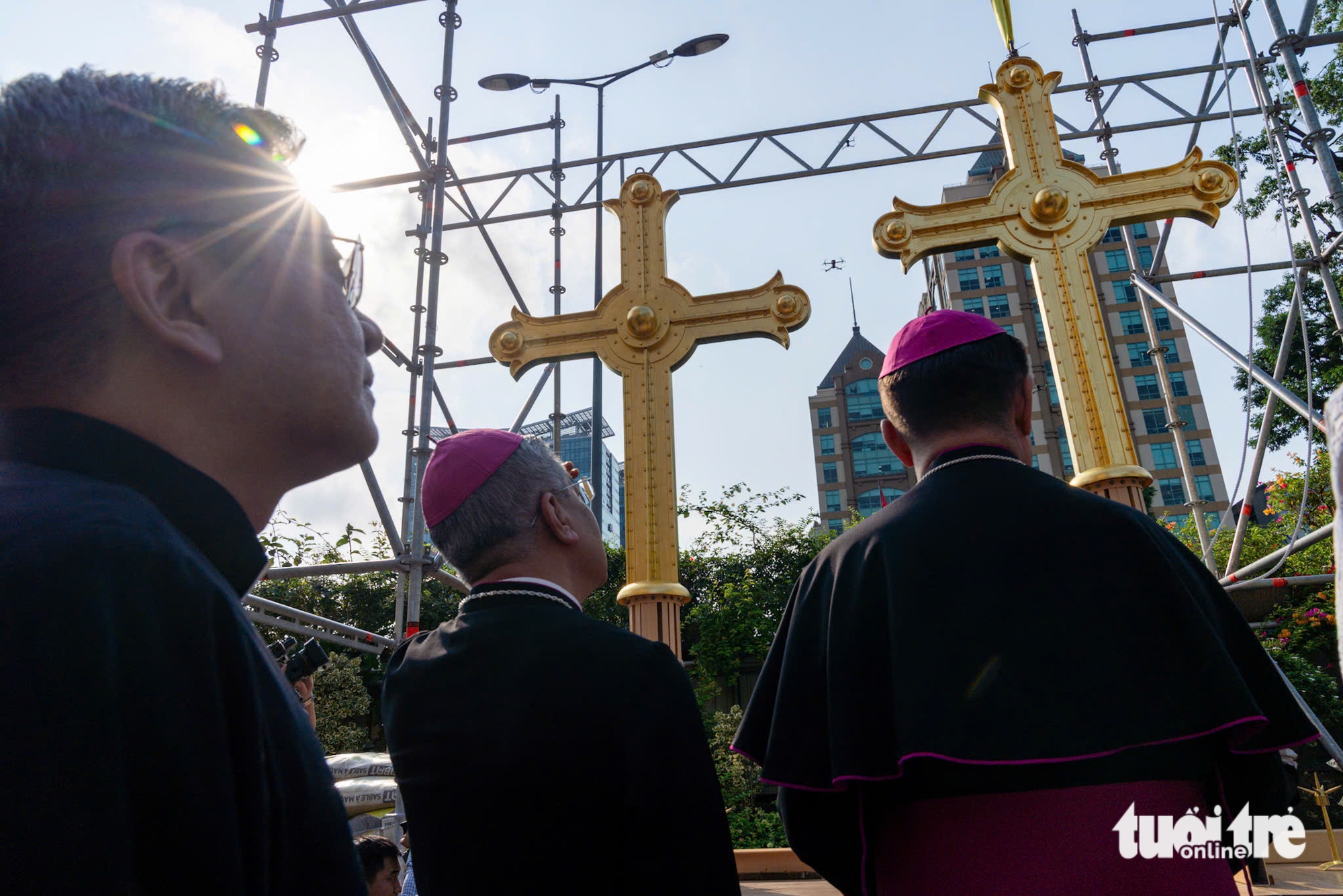 Gold-plated crosses return to Saigon Notre-Dame Cathedral towers in Ho Chi Minh City - Ảnh 11.
