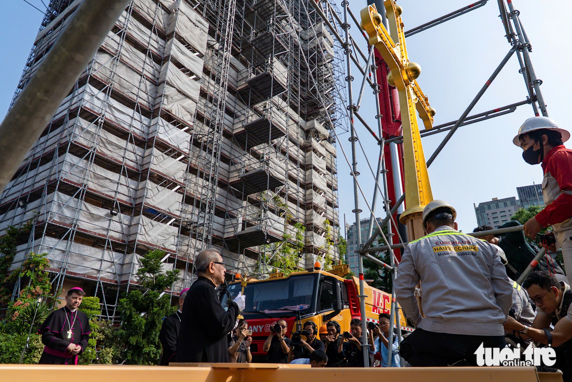 Gold-plated crosses return to Saigon Notre-Dame Cathedral towers in Ho Chi Minh City - Ảnh 8.