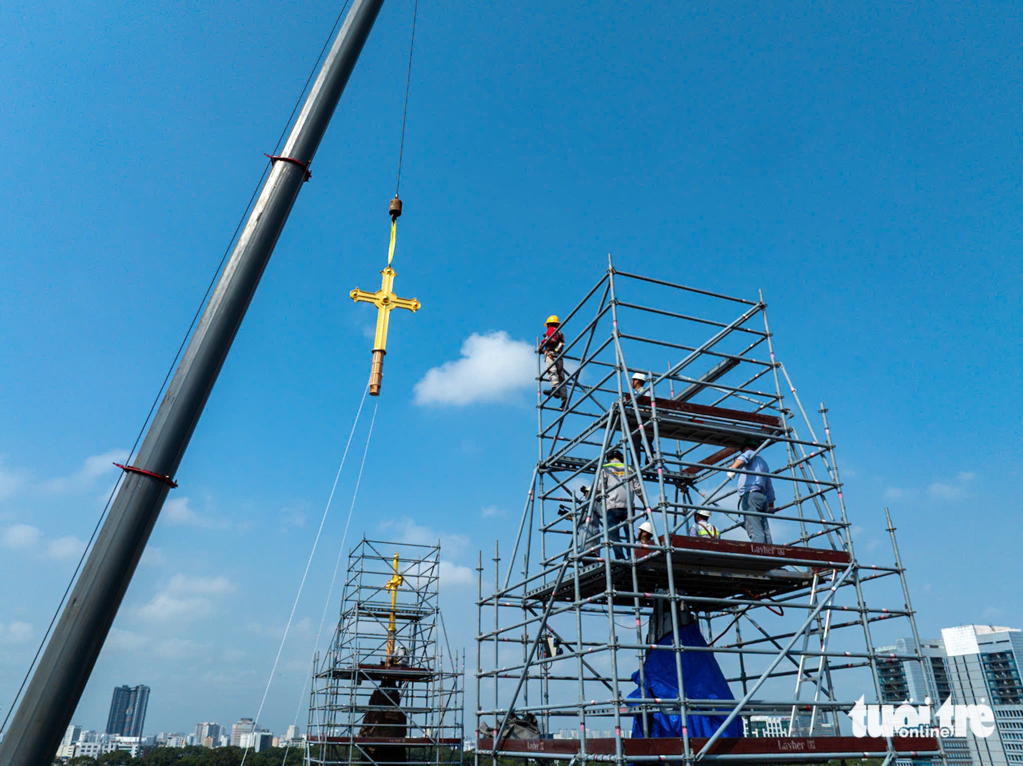 Gold-plated crosses return to Saigon Notre-Dame Cathedral towers in Ho Chi Minh City - Ảnh 9.