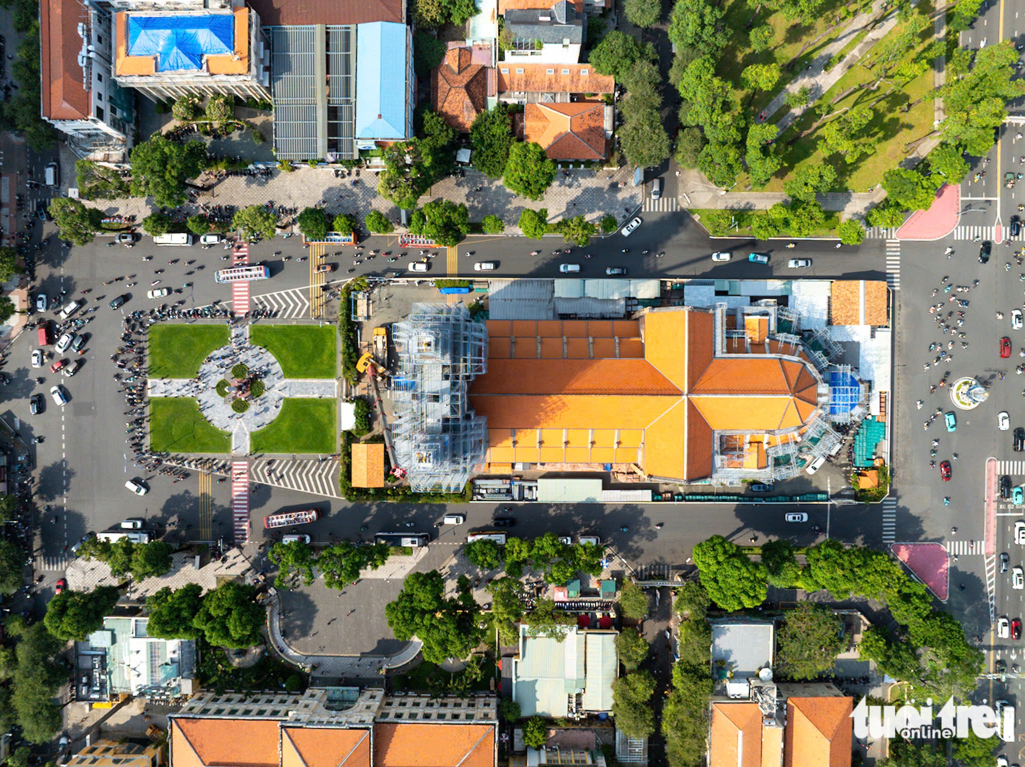 Gold-plated crosses return to Saigon Notre-Dame Cathedral towers in Ho Chi Minh City - Ảnh 15.