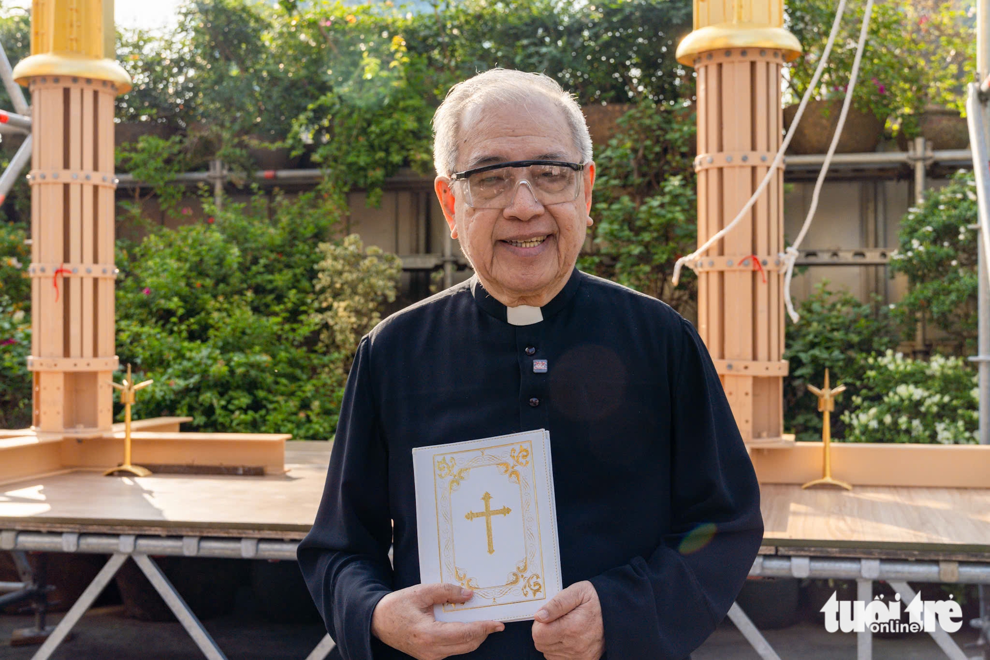 Gold-plated crosses return to Saigon Notre-Dame Cathedral towers in Ho Chi Minh City - Ảnh 5.