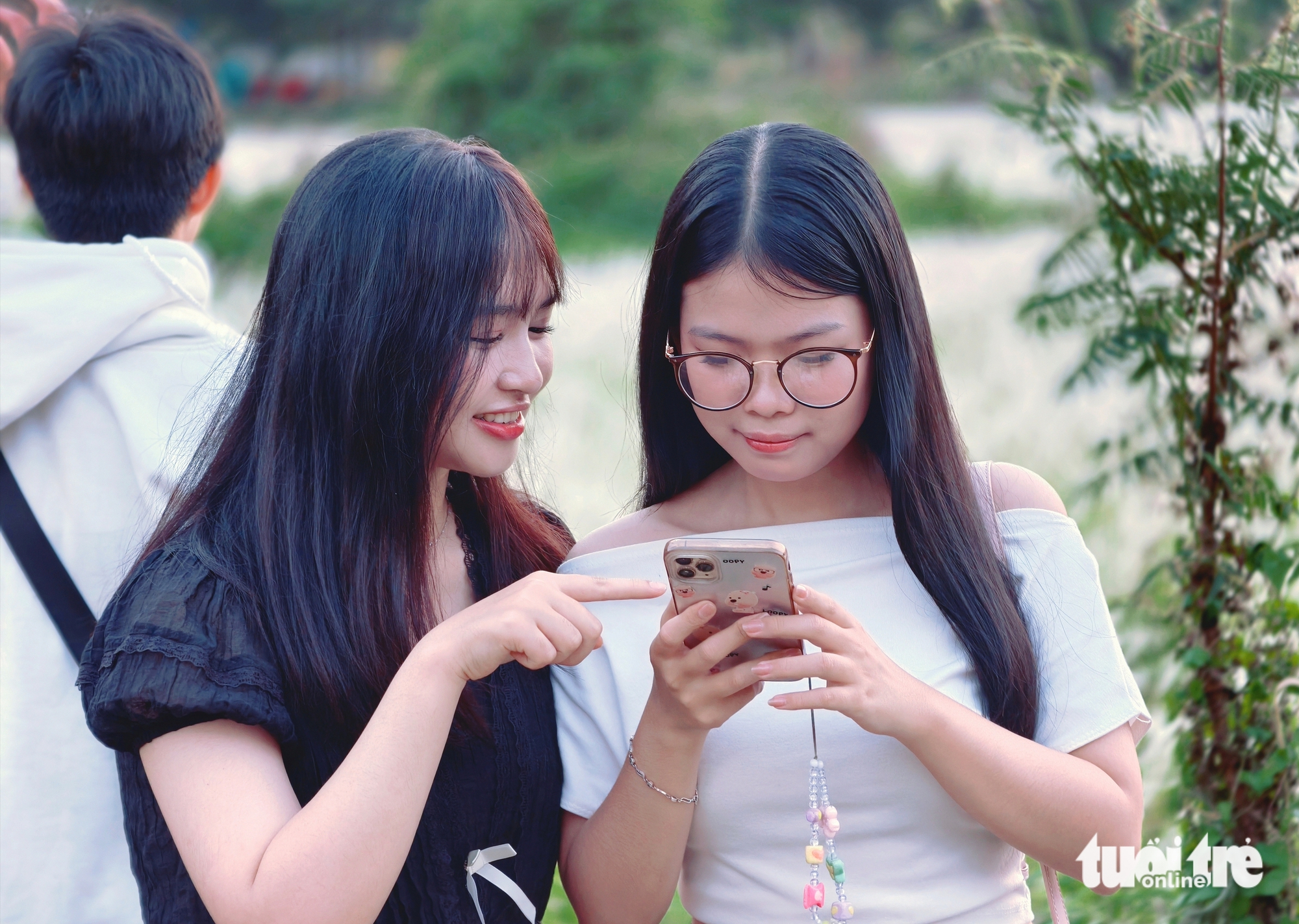 Đồng cỏ thơ mộng tại làng đại học hút khách 'săn' hoàng hôn, check-in - Ảnh 6.