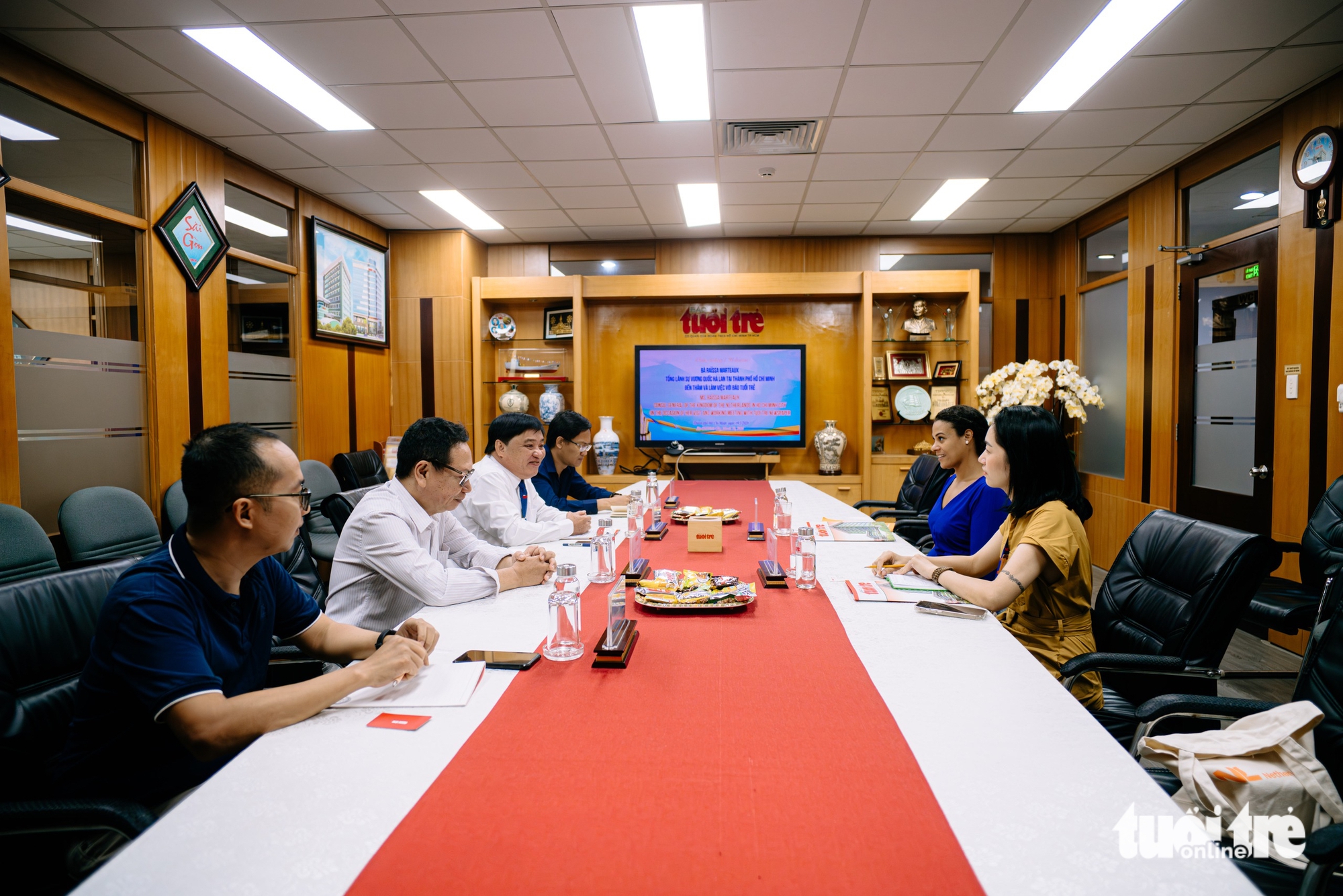 Gallery - Dutch consul general visits Tuoi Tre, seeks stronger Vietnam cooperation