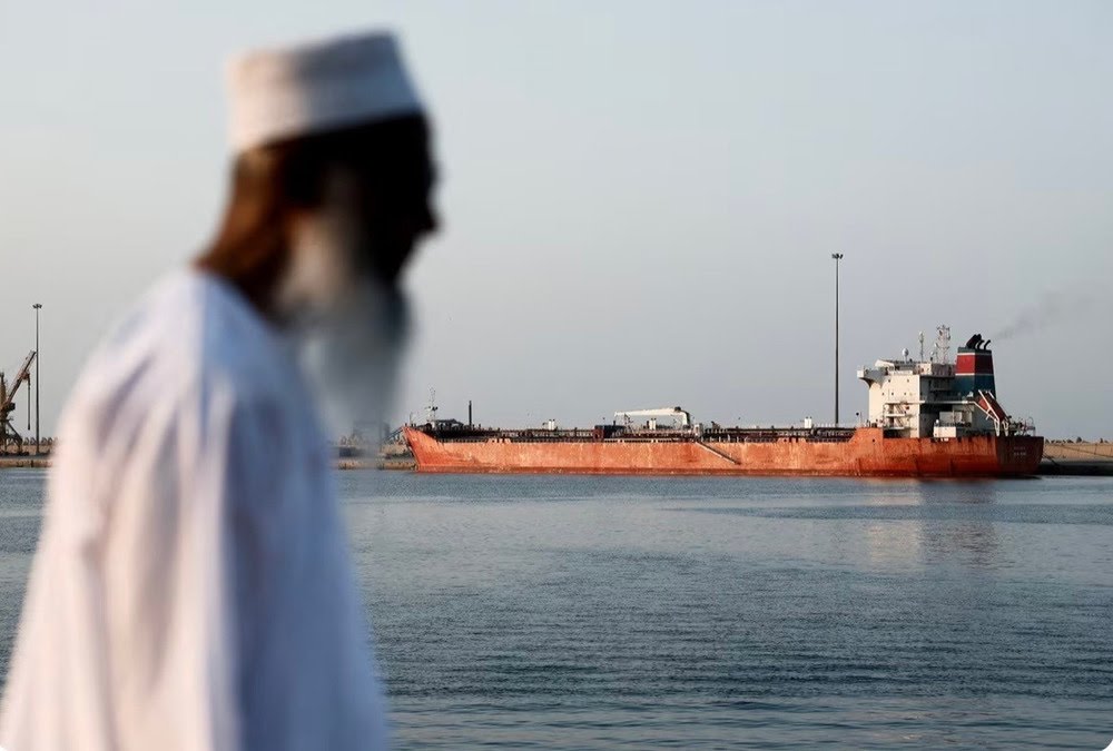 Dầu mỏ, vũ khí địa chính trị tối thượng - Kỳ 1: Eo biển Hormuz và sự trả thù của địa lý - Ảnh 1.