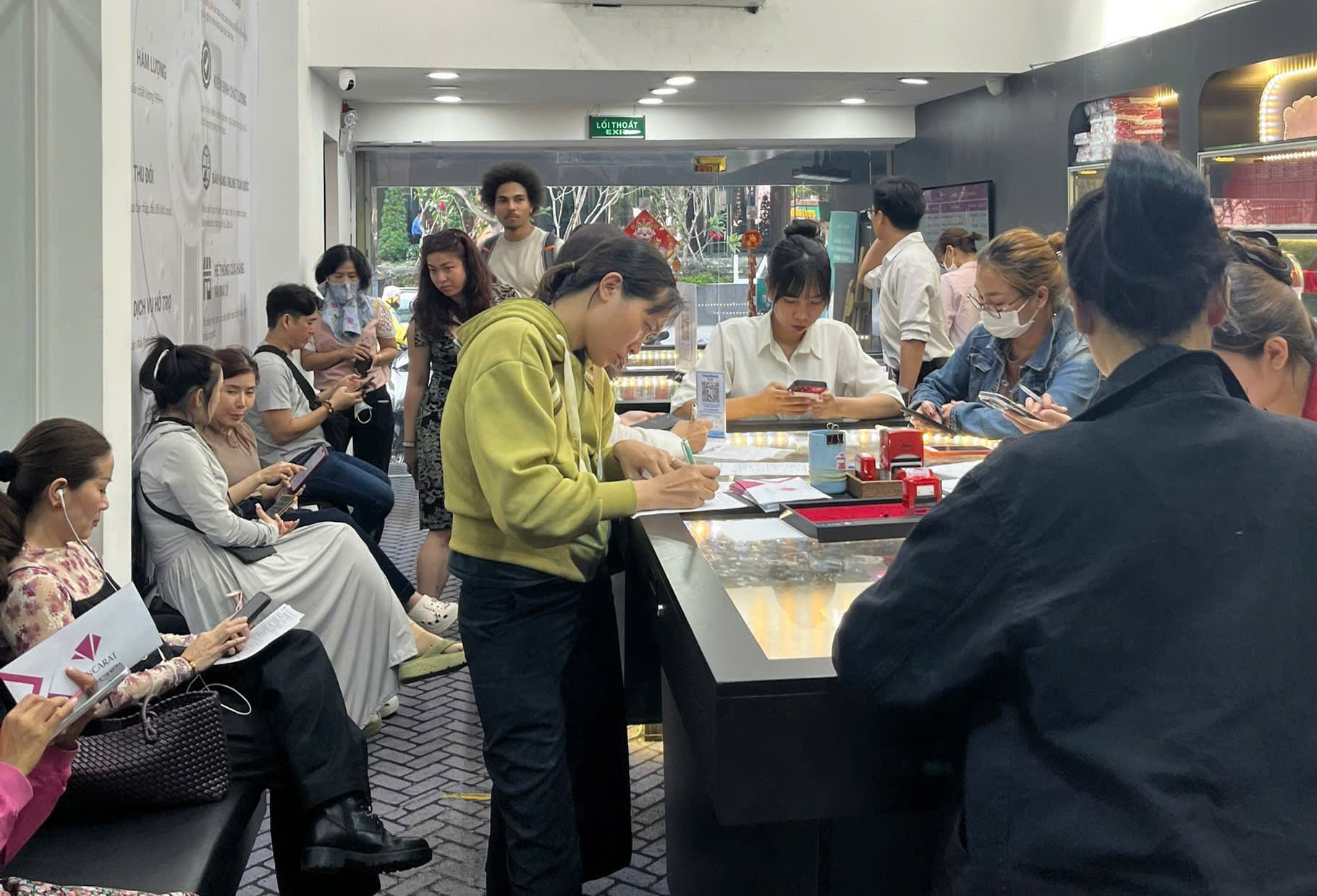 Giá vàng miếng SJC giảm đến 7,5 triệu đồng/lượng, xuất hiện lực mua bắt đáy - Ảnh 3.