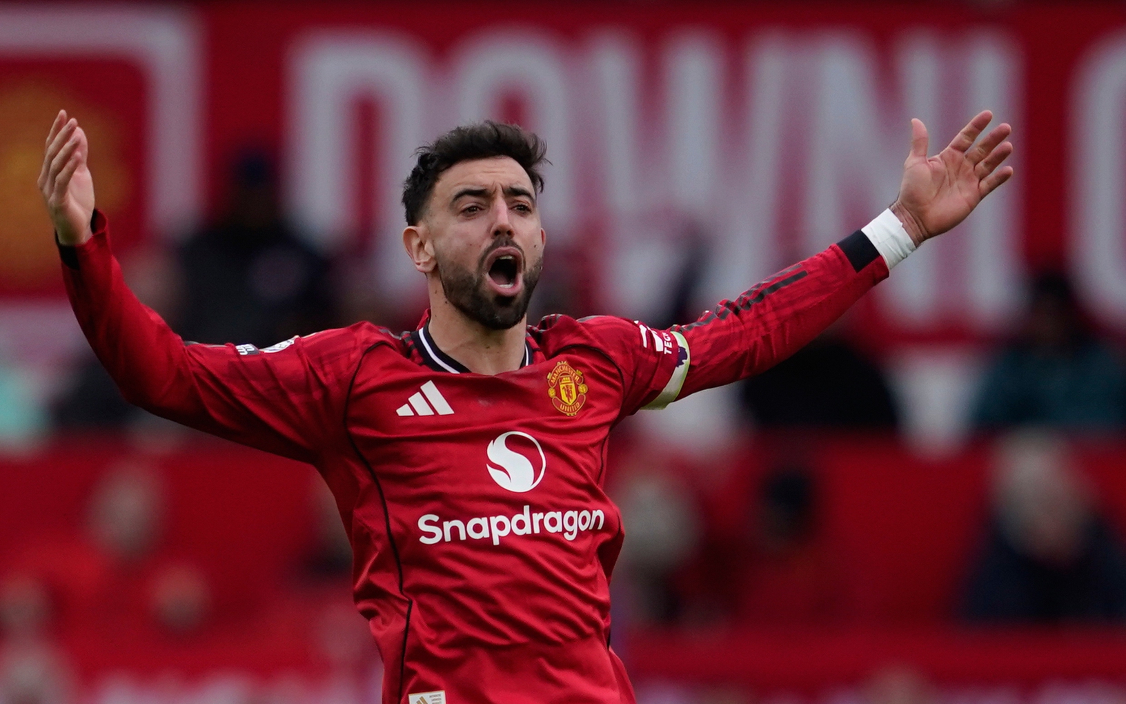 Bruno Fernandes tỏa sáng, Man United ngược dòng hạ Crystal Palace 2-1