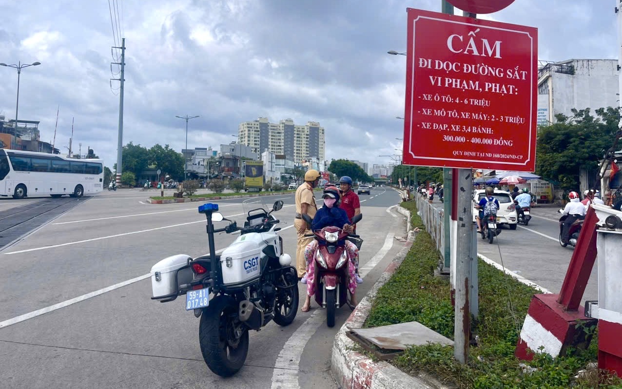 111 xe máy vi phạm đường cấm ngang đường sắt Phạm Văn Đồng bị phạt nguội