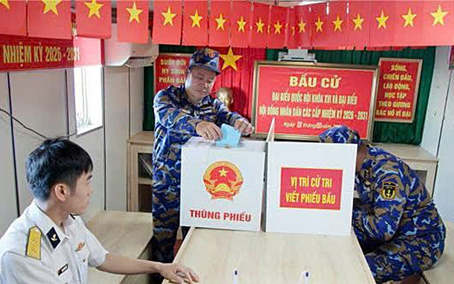 Cử tri nơi đầu sóng ngọn gió thực hiện nghĩa vụ bầu cử sớm