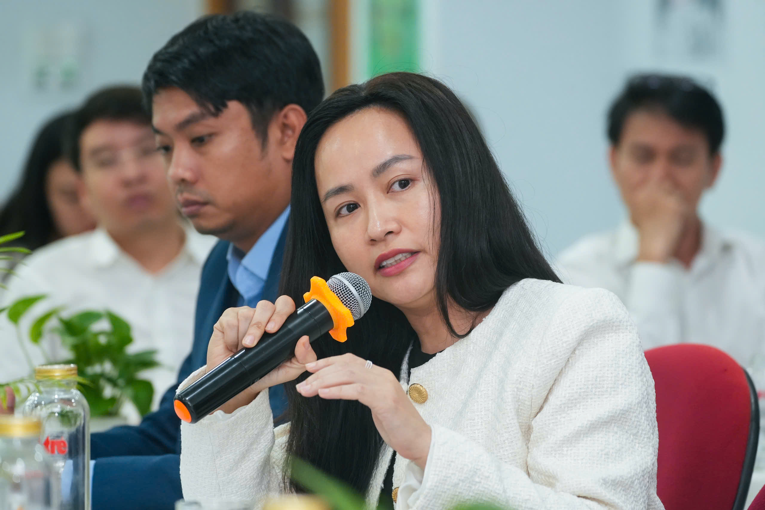 Lãi suất tiền gửi nhích lên, người hưu trí vui nhưng người vay thì buồn - Ảnh 1.