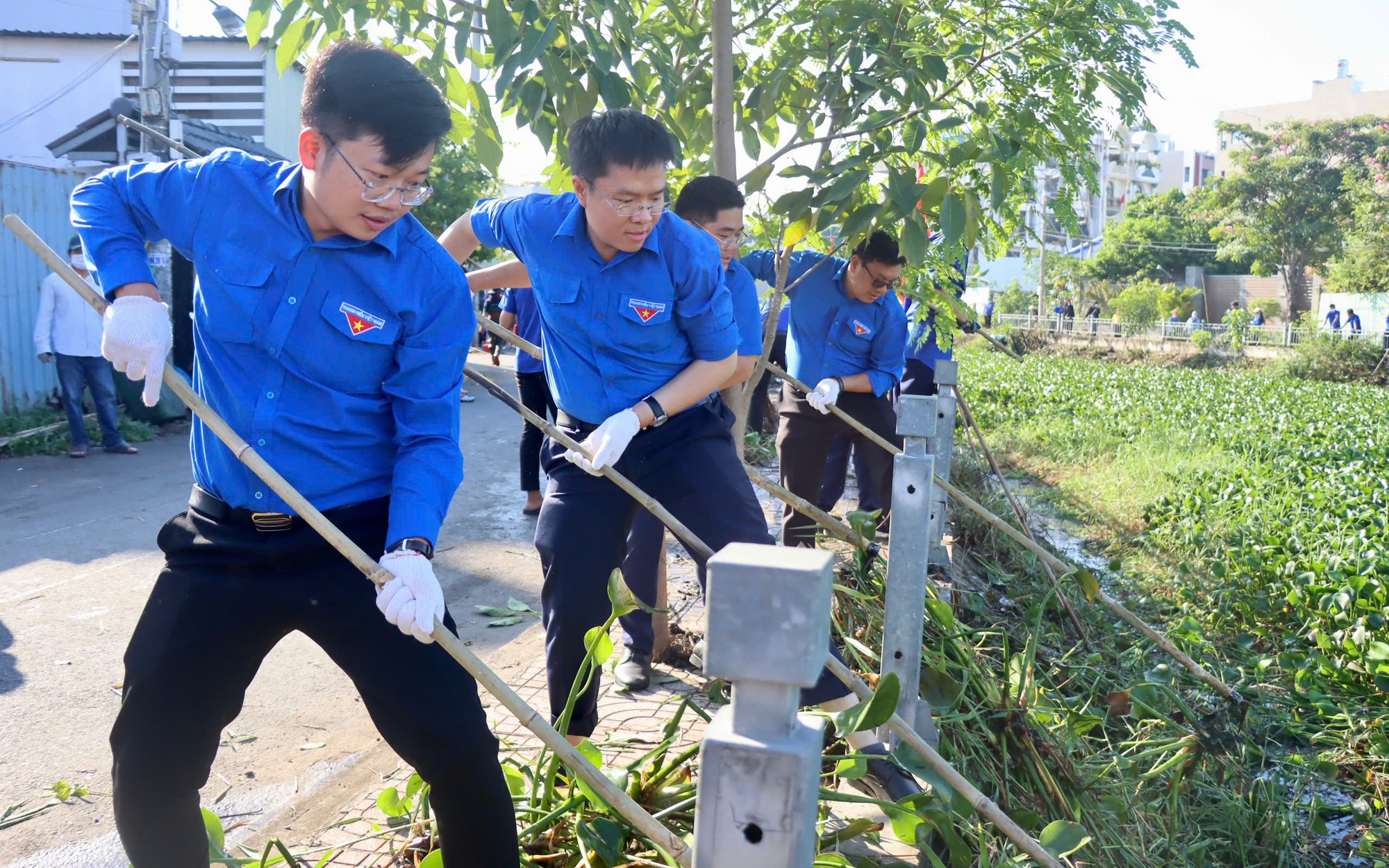 Tuổi trẻ TP.HCM xung kích khơi thông rạch Tám Cao, thu gom hơn 124 tấn rác