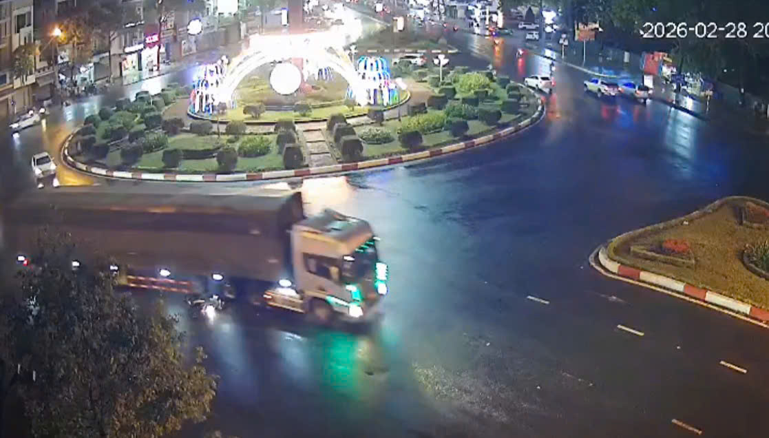 CSGT Đắk Lắk khuyến cáo về 'điểm mù' sau vụ người phụ nữ bị cuốn vào gầm container - Ảnh 1.