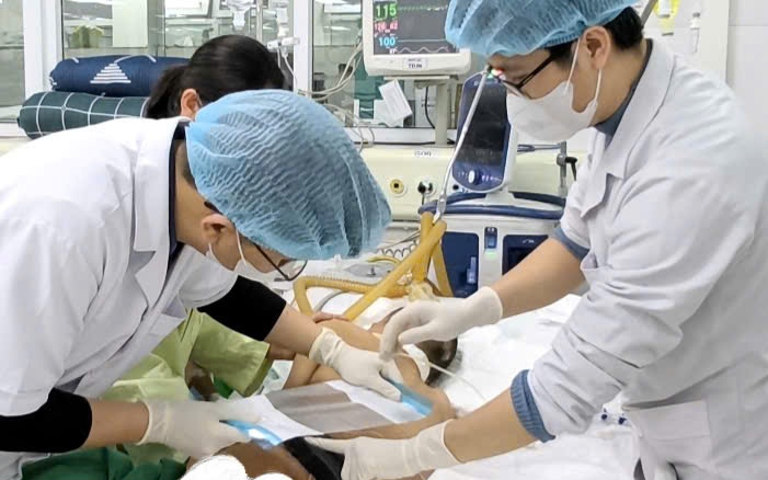 Vết mụn nhỏ vùng mông gây sốc nhiễm khuẩn, suy đa tạng ở thiếu niên 17 tuổi