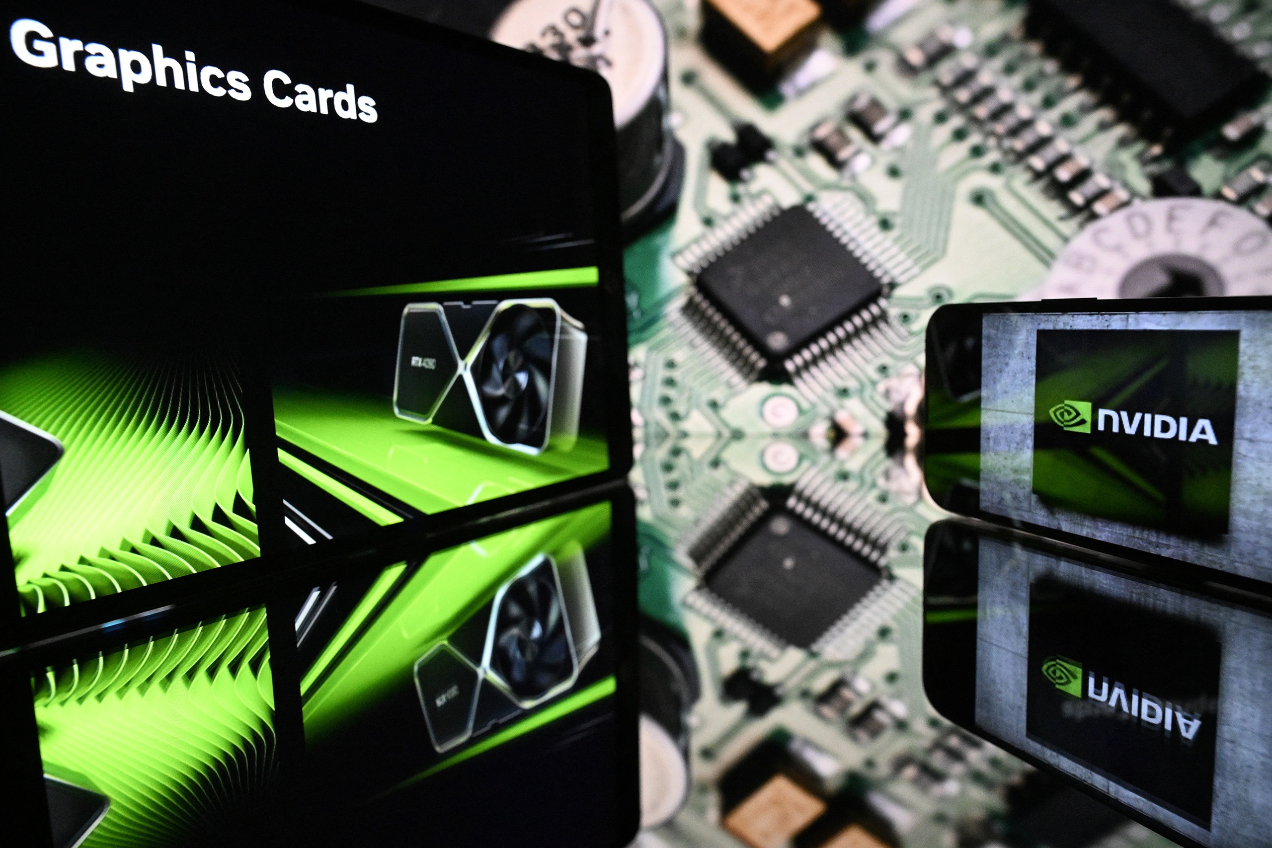 Mỹ truy tố 3 người tuồn chip AI Nvidia hàng tỉ USD cho Trung Quốc - Ảnh 1.