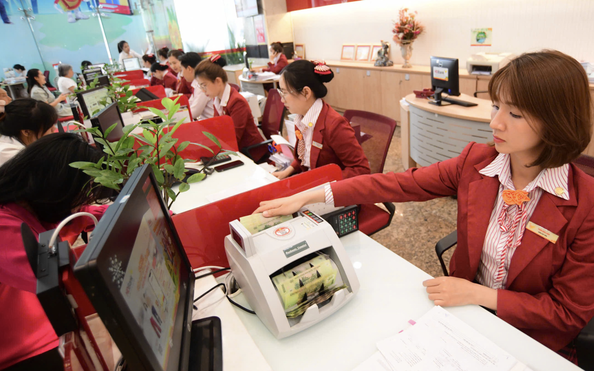 High borrowing costs push Vietnamese businesses to seek new sources of capital - Ảnh 1.